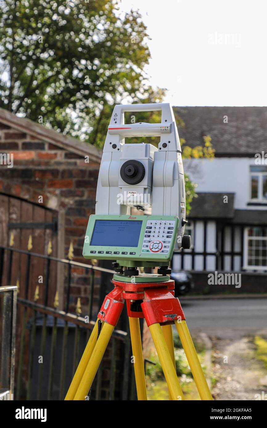 Eine Leica Pinpoint R500-Gesamtstation oder Theodolit-Gesamtstation, England, Großbritannien Stockfoto