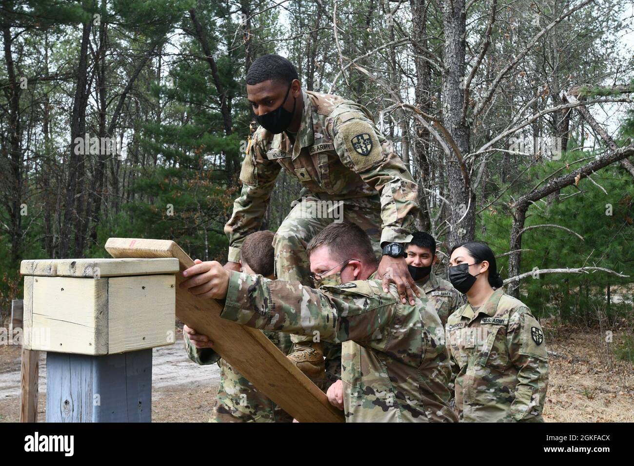 Die Teilnehmer demonstrieren ihre Fähigkeiten zur Problemlösung auf dem Kurs „Führungsreaktion“ während des „Army Reserve Medical Command Best Warrior Competition“ am 7. April 2021 in Fort McCoy, Wisconsin. Der Wettbewerb „Beste Krieger“ testet die Fähigkeiten einzelner Soldaten, fördert die Moral und den Zusammenhalt und unterstreicht die Bedeutung individueller Exzellenz. Stockfoto