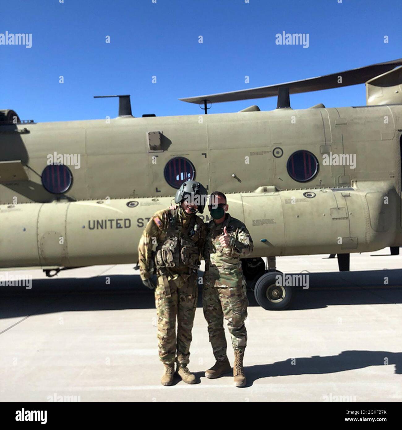 1. LT. Bradley Cho, ein Zugführer bei Unternehmen B, 2-501 General Support Aviation Bataillon, links, Und sein Schwiegervater, LT. General Daniel Karbler, Kommandant des U.S. Army Space and Missile Defense Command, posiert für ein Foto, kurz bevor Cho Karbler von Fort Bliss, Texas, nach White Sands Missile Range, New Mexico, im April 7 fliegt. Stockfoto