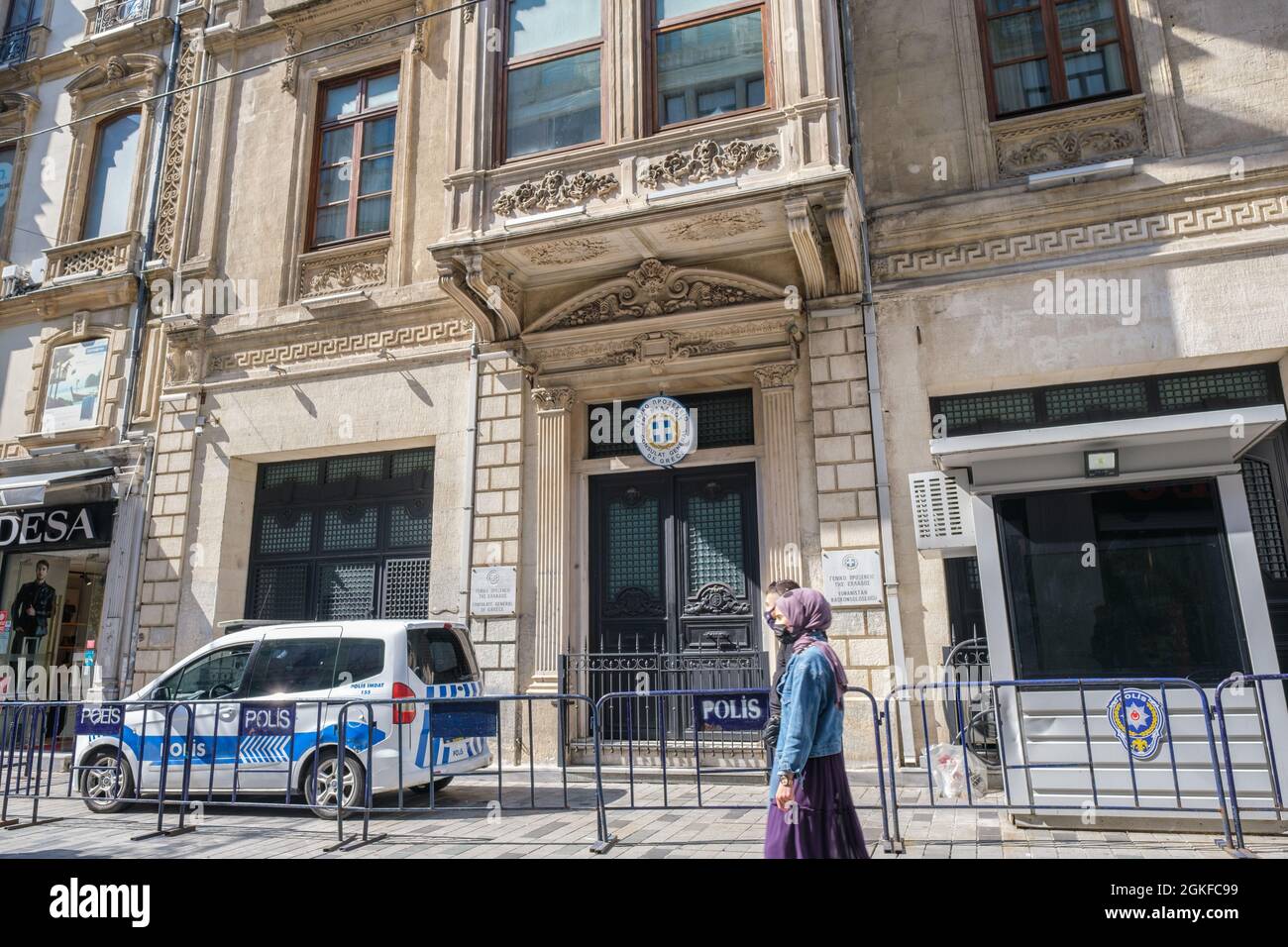 Taksim, Istanbul, Türkei - 03.12.2021: Türkische Polizei ist in der Istiklal-Straße für das historische Gebäude des griechischen Generalkonsulats Istanbul im Wachdienst Stockfoto