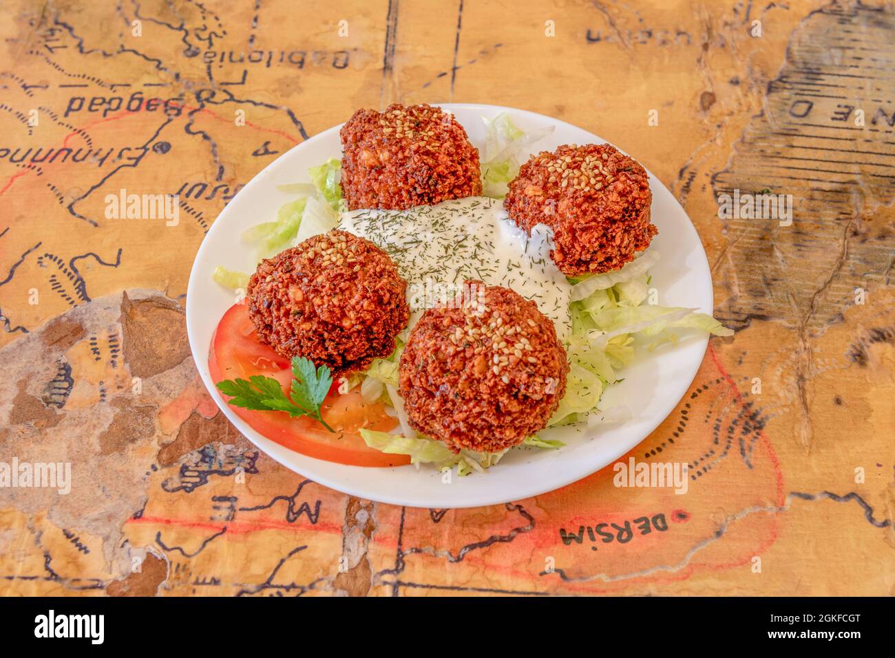 Hausgemachte Falafel-Kugeln, Joghurt und Salate in einem türkischen Restaurant Stockfoto