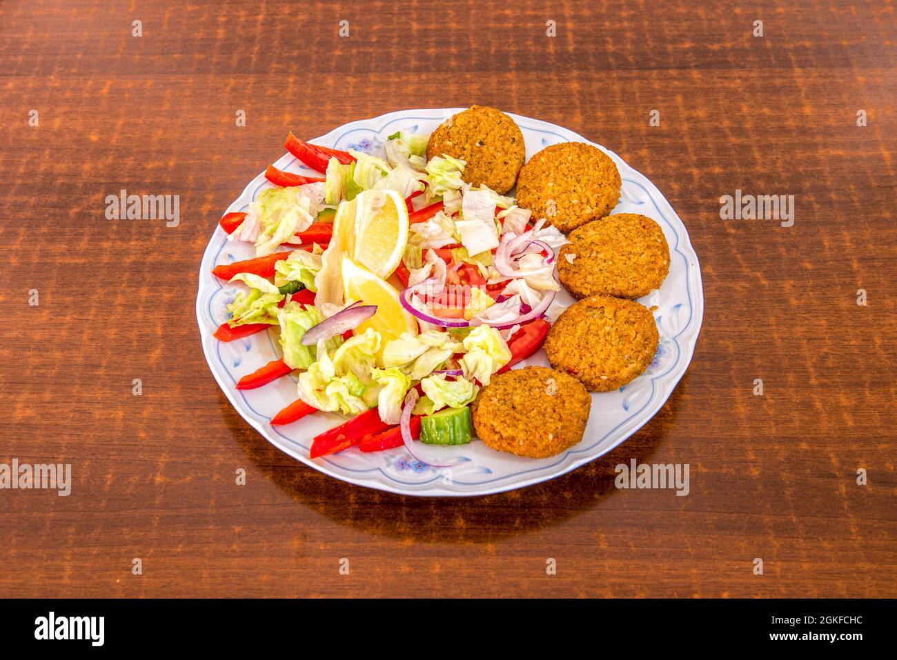 Gemüsefalafel mit Pfeffer, Salat und Zwiebelsalat Stockfoto