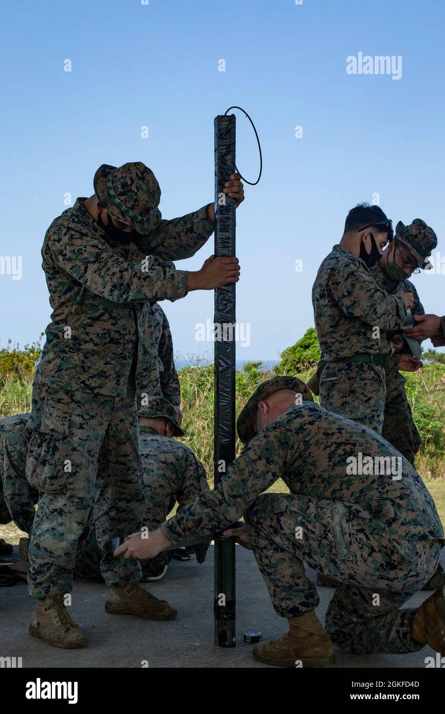 U.S. Marines mit Bataillon Landing Team 3/4, 31. Marine Expeditionary Unit (MEU) verklebt zwei mit C4 gefüllte Einsätze eines Ingenieurs während eines Abrissbereichs auf Camp Hansen, Okinawa, Japan, 8. April 2021. Die 31. MEU, die einzige kontinuierlich im Vorlauf eingesetzte MEU des Marine Corps, stellt eine flexible und tödliche Truppe bereit, die als führende Krisenreaktionstruppe in der Indo-Pazifik-Region eine breite Palette von Militäroperationen durchführen kann. Stockfoto