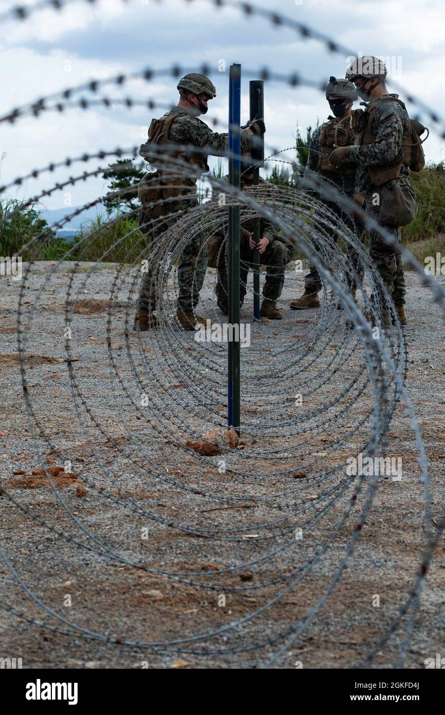 U.S. Marines mit Bataillon Landing Team 3/4, 31. Marine Expeditionary Unit (MEU), richtet während eines Abrissbereichs auf Camp Hansen, Okinawa, Japan, am 8. April 2021 ein Expeditionsteam in Bangalore ein. Die 31. MEU, die einzige kontinuierlich im Vorlauf eingesetzte MEU des Marine Corps, stellt eine flexible und tödliche Truppe bereit, die als führende Krisenreaktionstruppe in der Indo-Pazifik-Region eine breite Palette von Militäroperationen durchführen kann. Stockfoto