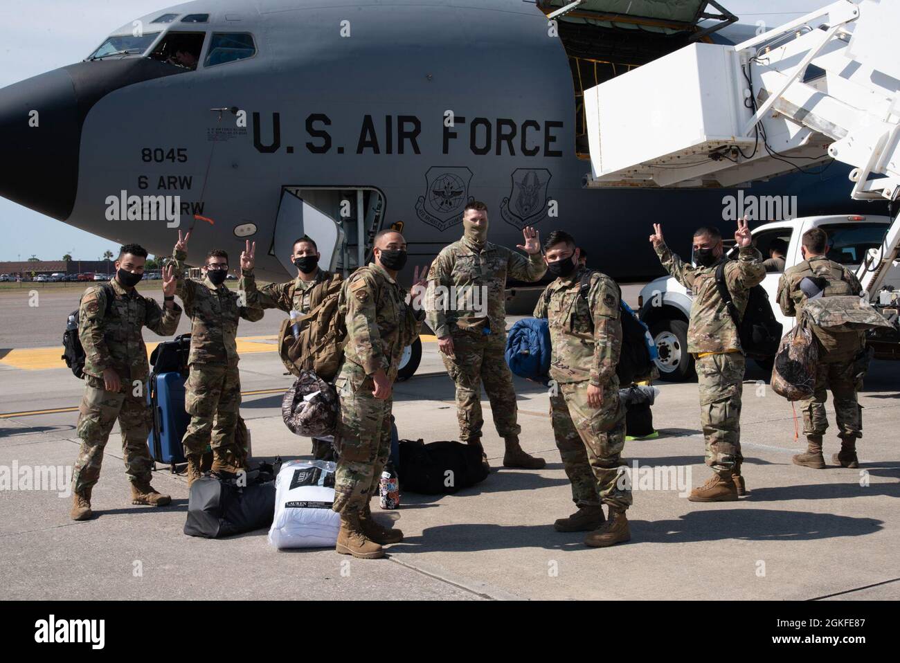 Team MacDill Airmen posiert vor einem Stratotanker-Flugzeug der KC-135 auf der Fluglinie, 8. April 2021 auf der MacDill Air Force Base, Florida. Die Airmen erwarteten den Abflug für einen Einsatz auf der Al Udeid Air Base, Katar, zur Unterstützung der U.S. Air Forces Central, Die eine dominante Koalitionsluftmacht liefert, um den Verantwortungsbereich des US-Zentralkommandos zu sichern und zu stabilisieren. Stockfoto