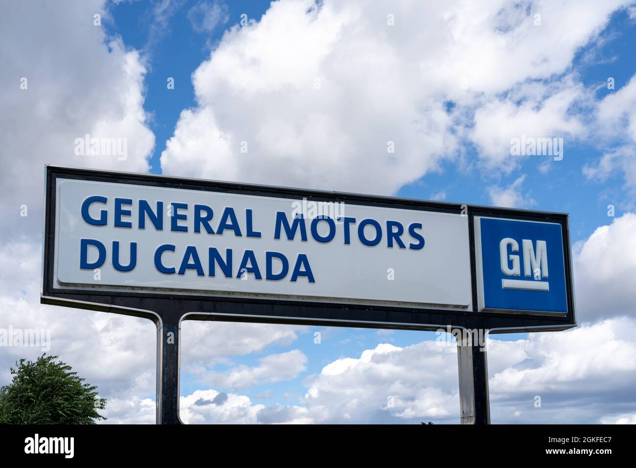 Montreal, QC, Kanada - 3. September 2021: General Motors von Kanada unterzeichnet mit blauem Himmel im Hintergrund in Montreal, QC, Kanada. Stockfoto