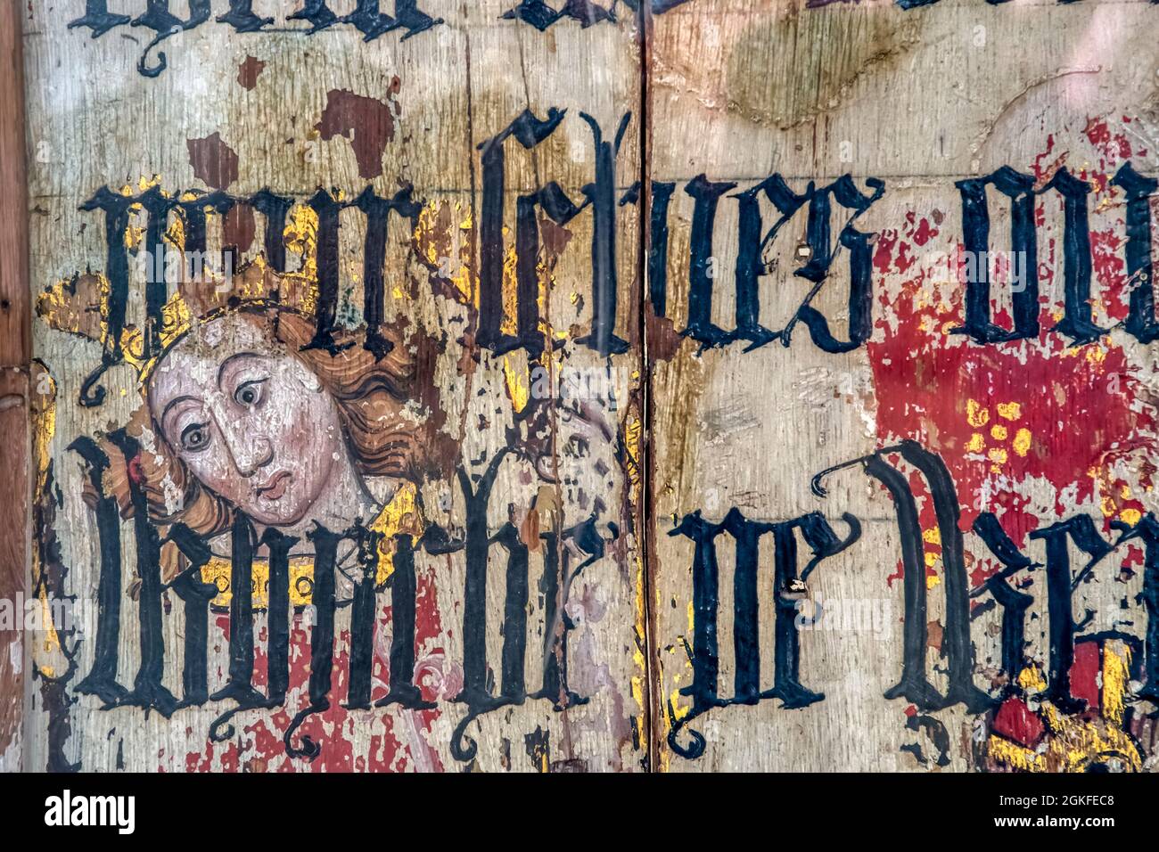 Binham Priory Rood-Bildschirm. Mittelalterliches Gemälde der hl. Katharina mit schwarz-geschriebtem Text aus der cranmer-bibel von 1539. Stockfoto