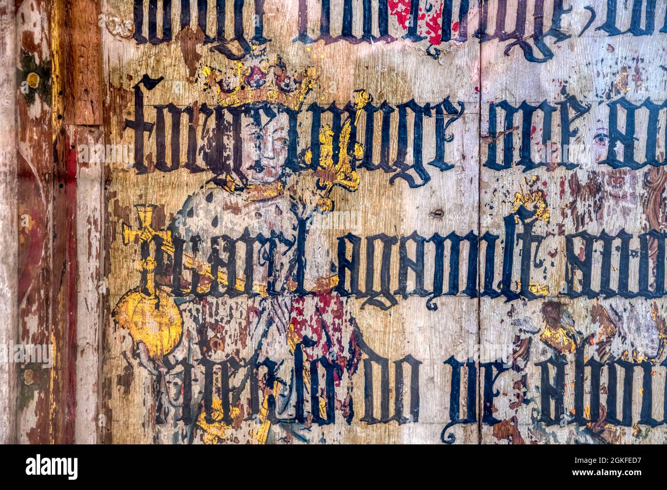 Binham Priory Rood-Bildschirm. Mittelalterliches Gemälde von König Heinrich VI. Mit schwarz-geschriebtem Text aus der cranmer-bibel von 1539. Stockfoto