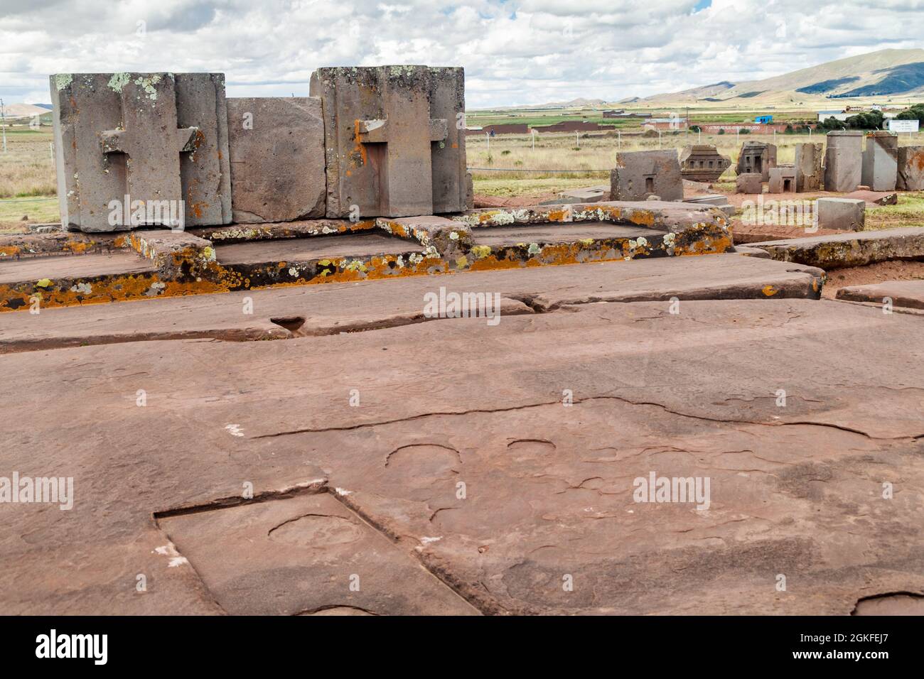 Plataforma Litica, 131 Tonnen schwere Steine in den Pumapunku Ruinen, präkolumbianische archäologische Stätte, Bolivien Stockfoto