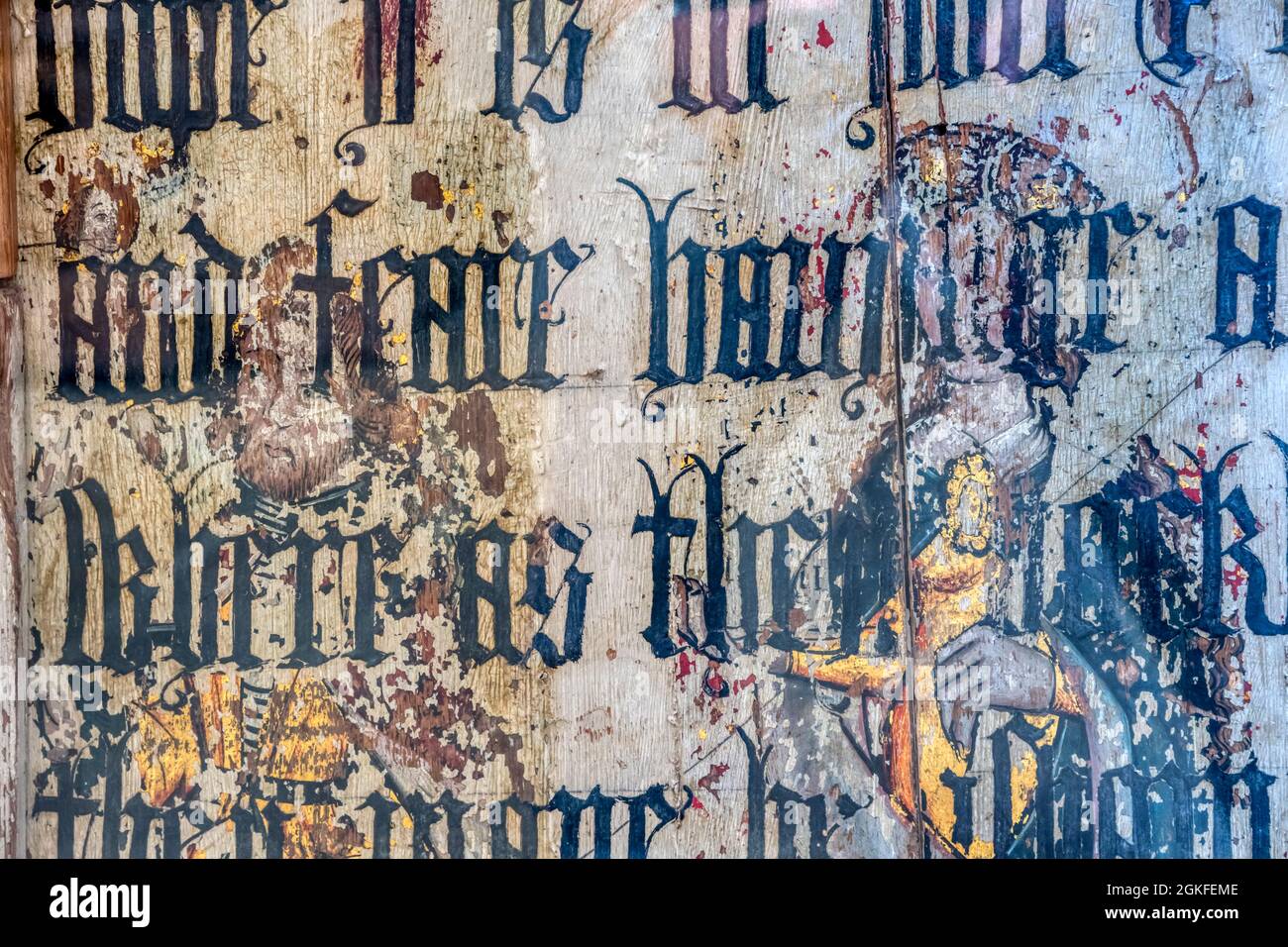 Binham Priory Rood-Bildschirm. Mittelalterliche Malerei der Poss SS Gelasius & Helena, die durch schwarz-Buchstaben übermalter Text aus Cranmers bibel von 1539 zeigt. Stockfoto
