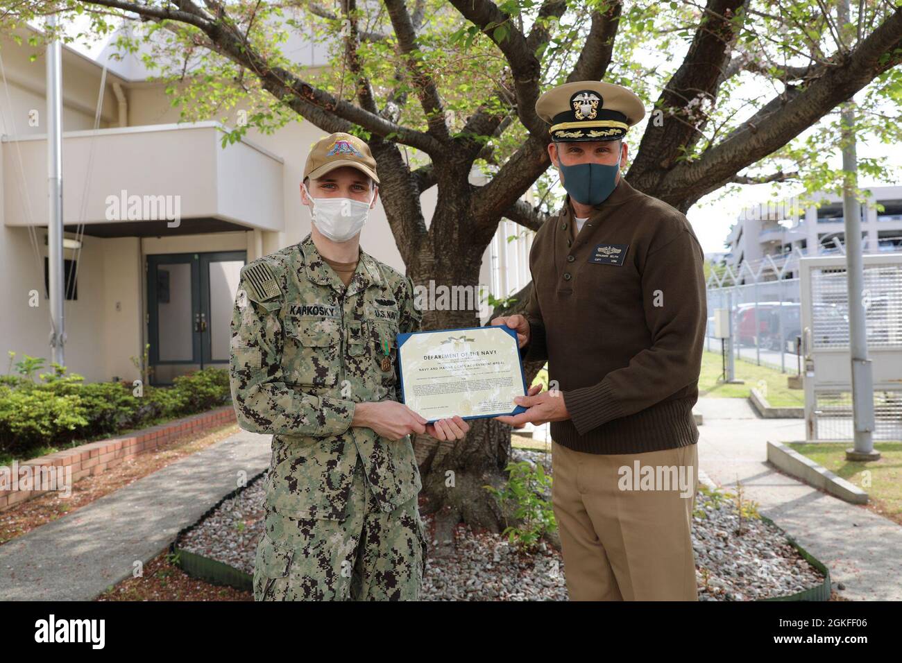 YOKOSUKA, Japan (Apr. 8, 2021) Elektroniktechniker, U-Boot-Navigation (ETV) 2. Klasse Spencer Karkosky aus Kerrville, Texas, wird während einer Zeremonie vor der Fluckey Hall mit der Marine and Marine Corps Achievement Medal ausgezeichnet. Karkosky, der in das zivile Leben übergeht, war ein wesentlicher Teil des Operations (N3) Watchteams bei Commander, Submarine Group 7, das mehr als 30 vorbereitende Schiffe und U-Boote in der 5. Und 7. Flotte unterstützte. Er sagte, dass er die Menschen, die er getroffen hat, und einzigartige Erfahrungen, die er in der Marine gemacht hat, am meisten vermissen wird. Stockfoto
