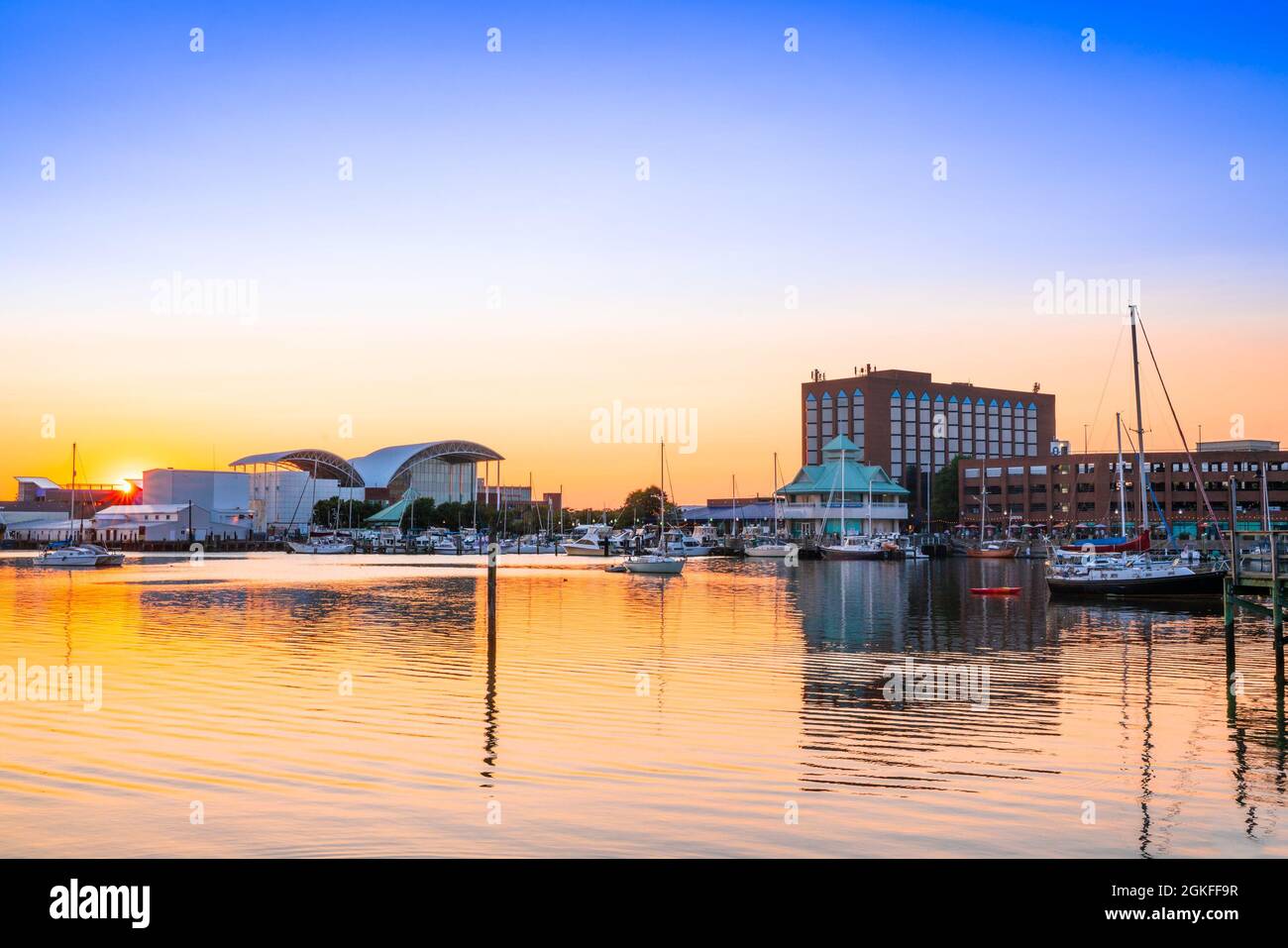 Blick auf das Hafenviertel von Hampton Virginia in der Innenstadt bei Sonnenuntergang unter farbenprächtigem Himmel Stockfoto