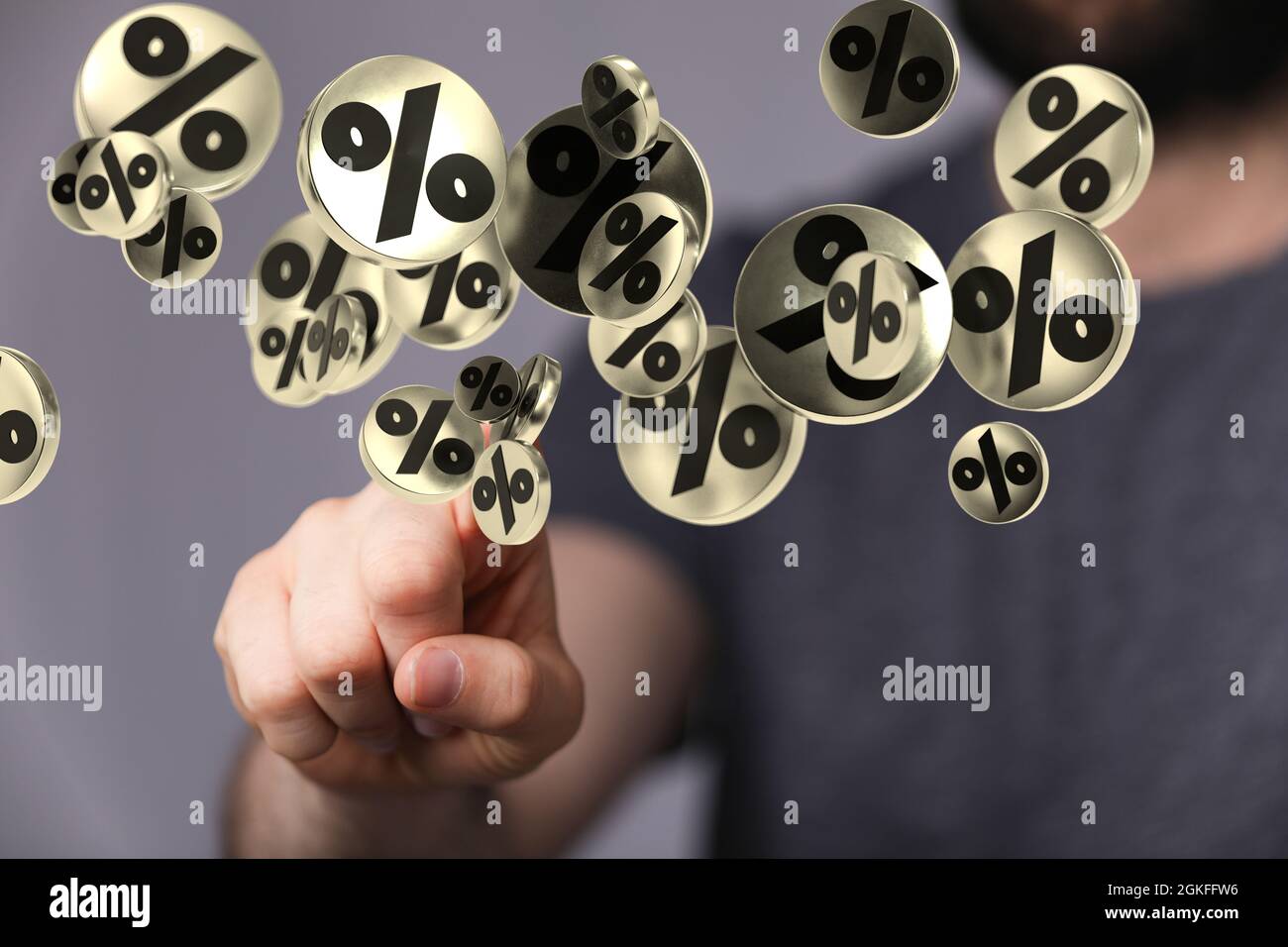 3d-Darstellung von schwarzen Prozentzeichen auf beigefarbenen runden Schreibtischen auf einem Handhintergrund Stockfoto