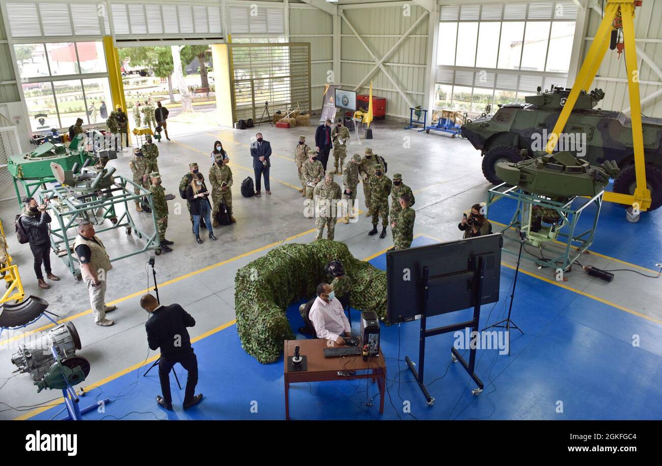 Brig. General Douglas Lowrey, Kommandeur des Sicherheitsdienstes der US-Armee, und seine Mitarbeiter beobachten am 4. Tag eine virtuelle Trainingseinheit über ein Engagement eines führenden Führers mit der kolumbianischen Armee auf dem Canton Norte-Stützpunkt in Bogota, Kolumbien, am 8. April 2021. Brig. General Lowrey und seine Mitarbeiter besuchten mehrere Standorte, um die Auswirkungen der US-Sicherheitshilfe und des Verkaufs ausländischer Militärs zu sehen, um das kolumbianische Militär bei der Verteidigung seines Landes vor drohenden und terroristischen Bedrohungen zu unterstützen. Stockfoto