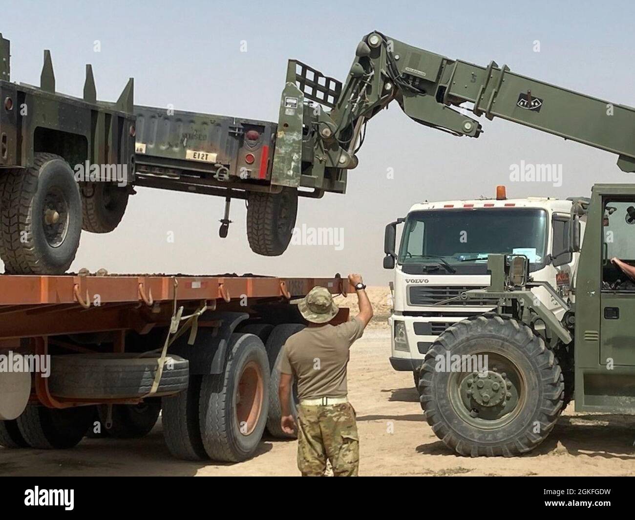 US-Soldaten mit der 28. Expeditionary Combat Aviation Brigade laden Fahrzeuge und andere Ausrüstung auf Lastwagen, während sie sich darauf vorbereiten, sie aus ihrem Einsatzgebiet im Nahen Osten nach Hause zu schicken. Stockfoto