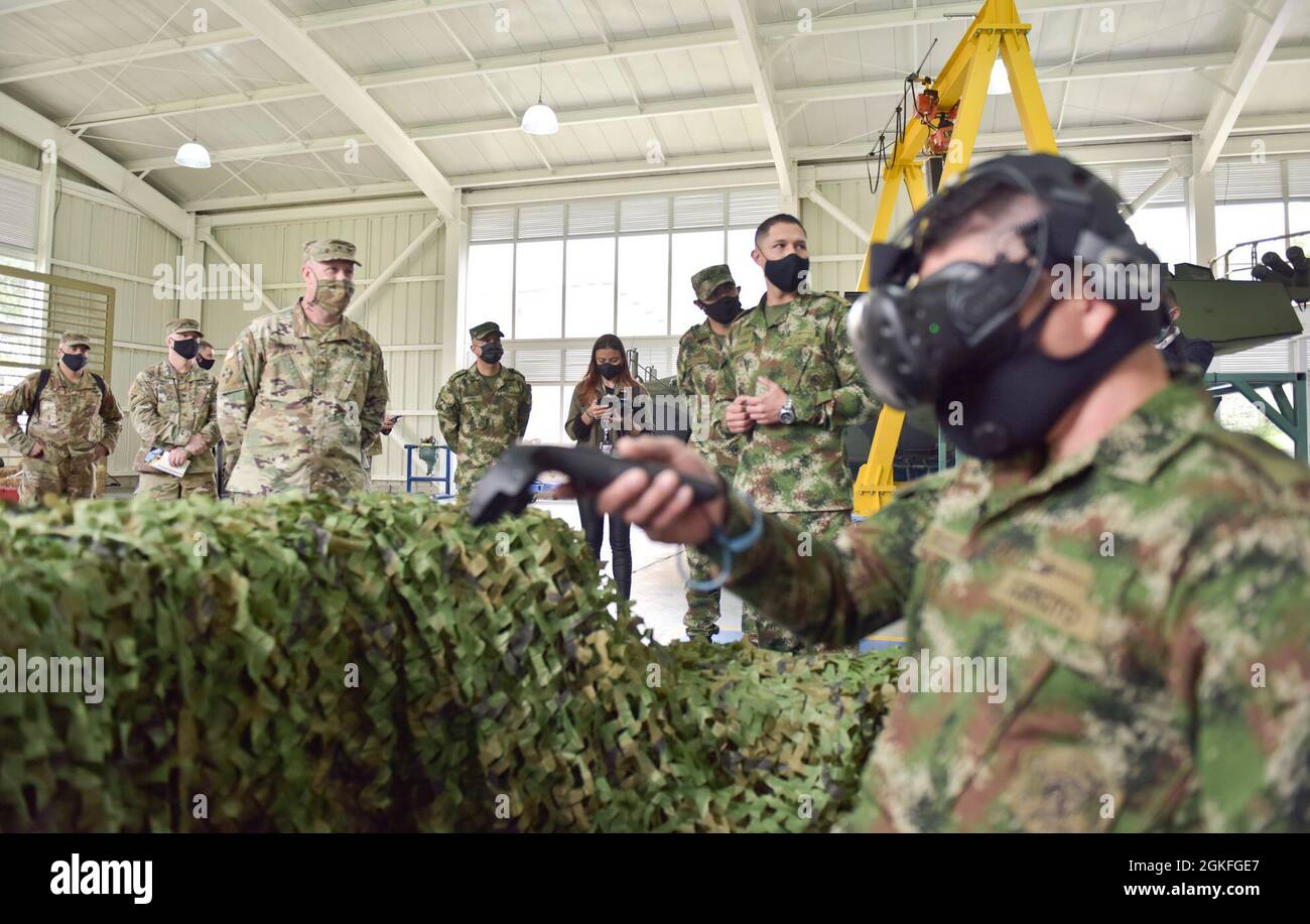 Brig. General Douglas Lowrey, Kommandeur des Sicherheitsdienstes der US-Armee, und seine Mitarbeiter beobachten am 4. Tag eine virtuelle Trainingseinheit über ein Engagement eines führenden Führers mit der kolumbianischen Armee auf dem Canton Norte-Stützpunkt in Bogota, Kolumbien, am 8. April 2021. Brig. General Lowrey und seine Mitarbeiter besuchten mehrere Standorte, um die Auswirkungen der US-Sicherheitshilfe und des Verkaufs ausländischer Militärs zu sehen, um das kolumbianische Militär bei der Verteidigung seines Landes vor drohenden und terroristischen Bedrohungen zu unterstützen. Stockfoto