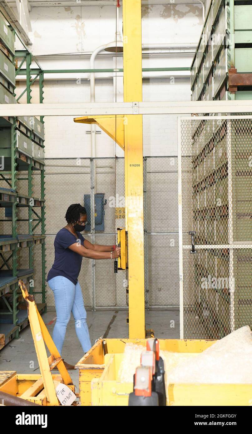 210408-N-DG67-027 JACKSONVILLE, Florida (4. April 2021) Alicia Cannon, ein Produktionscontroller mit dem Bonded Material Storeroom (BMS) des Fleet Readiness Center Southeast, betreibt einen Aufzug im Lagerstapler, der als „das grüne Monster“ bekannt ist. Der Stapler wird zur Lagerung von überschüssigem Material verwendet, das inventarisiert und organisiert wurde. Ein kürzlich im BMS vorhabens zur Prozessverbesserung hat einen saubereren Arbeitsbereich geschaffen, einen reibungsloseren Produktfluss geschaffen und die Menge überschüssiger Rohstoffe begrenzt. Stockfoto