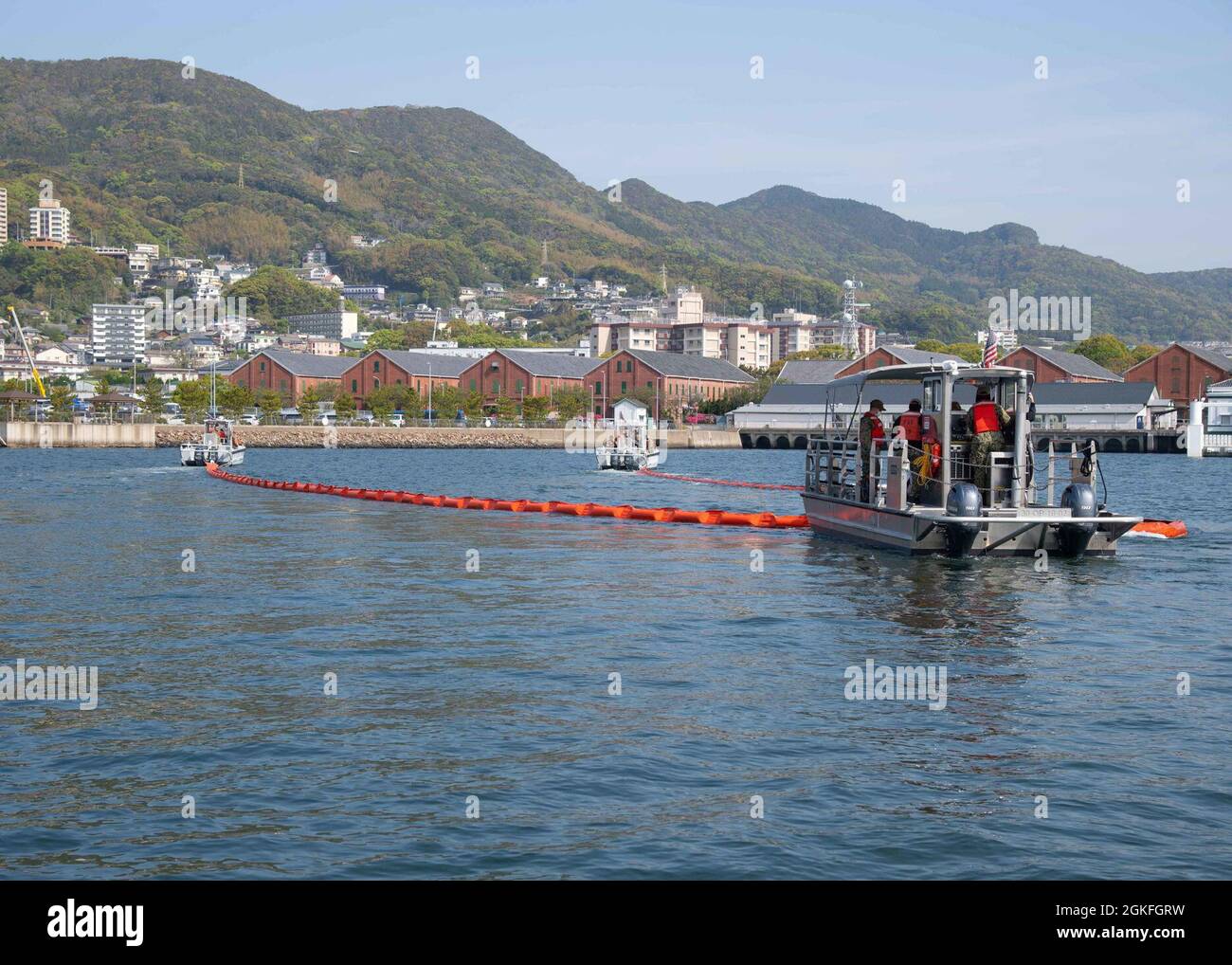 SASEBO, Japan (9. April 2021) – Segler, die dem Kommandanten, den Flottenaktivitäten, zugewiesen wurden Sasebo Port Operations, führen an Bord der CFAS am 9. April 2021 eine Schulung zur Reaktion auf die Anlagen durch. Die Schulung umfasste eine simulierte Ölpest und die Rückgewinnung von Ölpest mithilfe von Versorgungsbooten und Ölbooms, um die Ölpest einzudämmen. Stockfoto SASEBO, Japan (9. April 2021) – Segler, die dem Kommandanten, den Flottenaktivitäten, zugewiesen wurden Sasebo Port Operations, führen an Bord der CFAS am 9. April 2021 eine Schulung zur Reaktion auf die Anlagen durch. Die Schulung umfasste eine simulierte Ölpest und die Rückgewinnung von Ölpest mithilfe von Versorgungsbooten und Ölbooms, um die Ölpest einzudämmen. Stockfoto