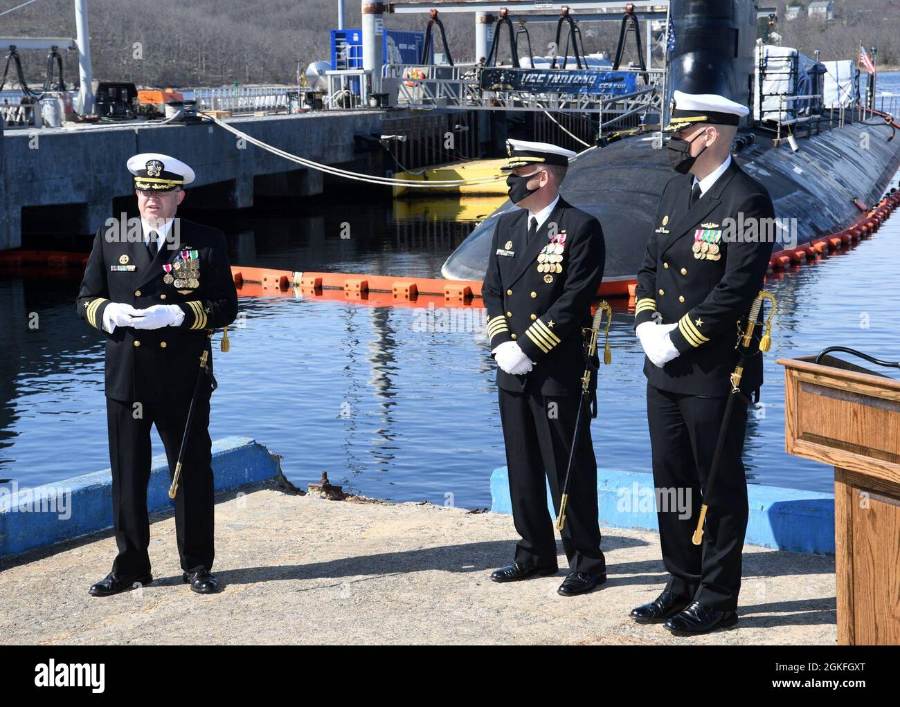 210409-N-GR655-015 GROTON, Connecticut (9. April 2021) – Cmdr. David Grogan, links, scheidender Kommandant des U-Bootes USS Indiana (SSN 789) der Virginia-Klasse, hält während einer Befehlswechselzeremonie an Bord der Naval Submarine Base New London in Groton, Connecticut, April 9, Bemerkungen. Bef. Scott Bresnahan, rechts, entlastete Grogan als Kommandanten mit Submarine Squadron (SUBRON) 12 commodore Capt. Matthew Boland, Mitte, Vorsitzender. Indiana und Crew arbeiten unter SUBRON TWELVE, deren primäre Mission es ist, Angriffsunterseeboote bereitzustellen, die bereit, bereit und in der Lage sind, die einzigartigen Herausforderungen von zu meistern Stockfoto