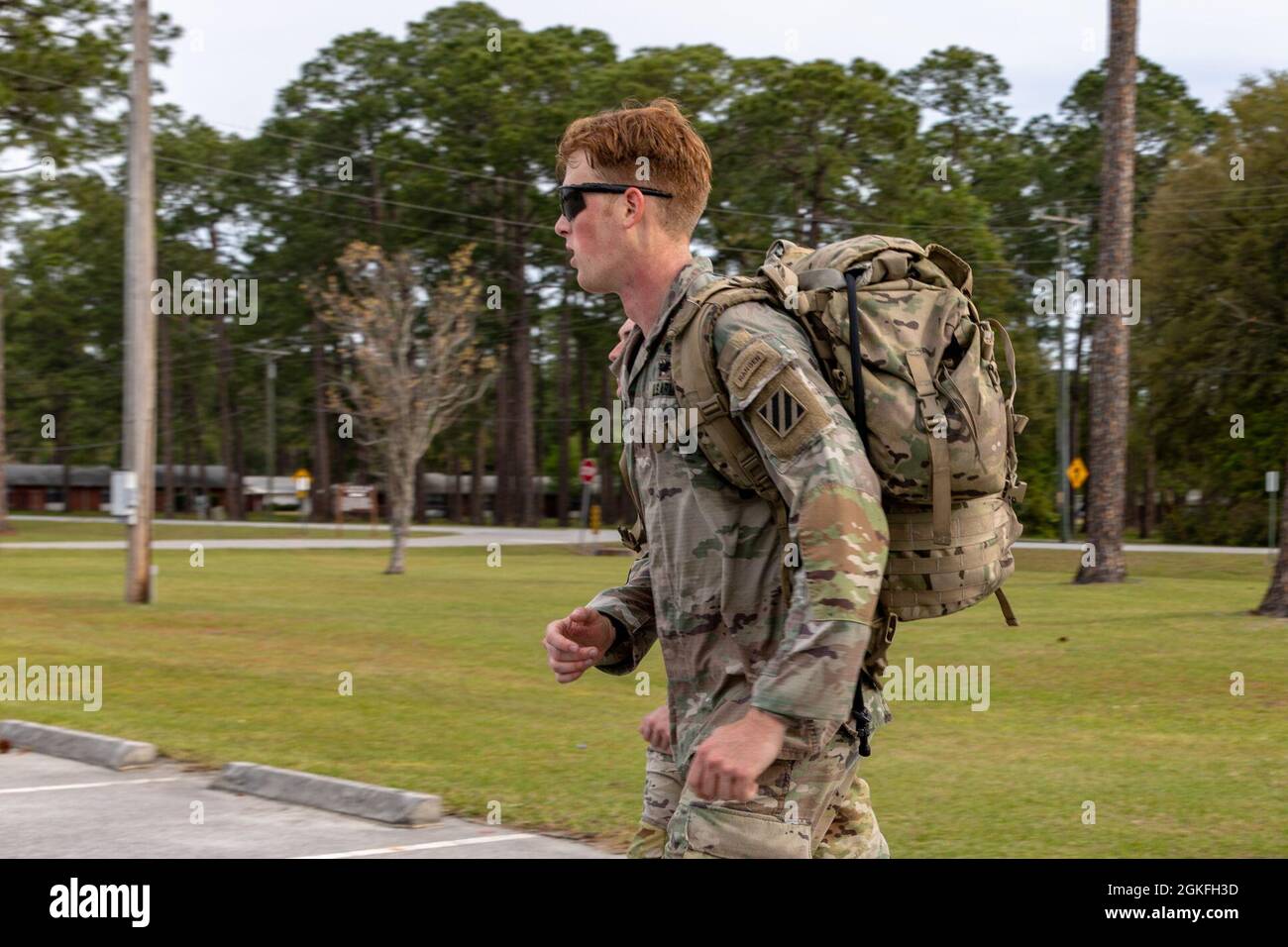 U.S. Army 1st LT. Zachary Hobson, ein Mörserzug-Anführer, der dem Kampfteam der 1. Panzerbrigade der 3. Infanterie-Division zugewiesen wurde, beendet am 9. April 2021 mit seinem Trainingspartner einen 24-Meilen-Ruck-marsch auf Fort Stewart, Georgia. Hobson und sein Trainingspartner sind derzeit in Südkorea im Einsatz und sind in die Vereinigten Staaten zurückgekehrt, um am 2021. Und 18. April 16 in Fort Benning, Georgia, am Wettbewerb „Beste Ranger“ teilzunehmen. Stockfoto