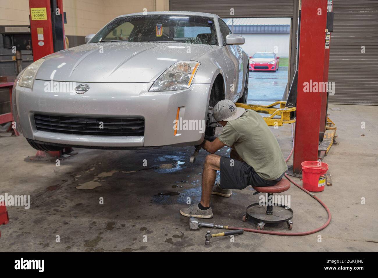 US Air Force Staff Sgt. Tyrone Roberts, 723d Aircraft Maintenance Squadron NCO, verantwortlich für die Kommandounterstützung, repariert einen unteren Kontrollarm an seinem persönlichen Fahrzeug am 9. April 2021 auf der Moody Air Force Base, Georgia. Der Autoshop bietet zwei Selbsthilfebuchten, um ihre persönlichen Fahrzeuge zu pflegen, zusätzlich zur kostenlosen praktischen Unterstützung durch zertifizierte Mechaniker. Stockfoto