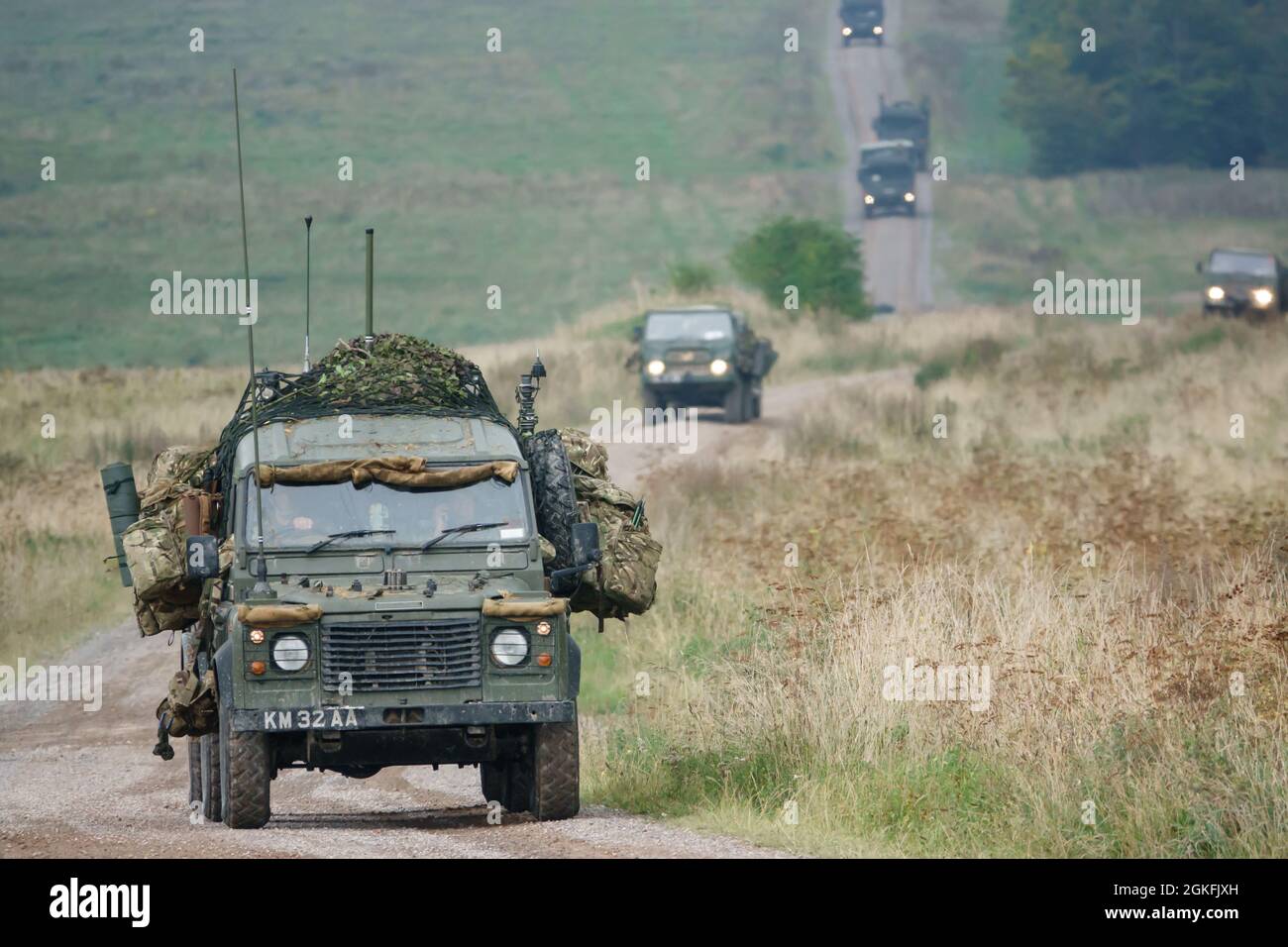 Britische Armee Land Rover Wolf 4×4 militärisches mittleres Nutzfahrzeug in Aktion bei einer militärischen Übung, Salisbury Plain Großbritannien Stockfoto