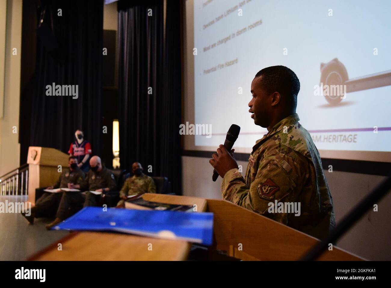 Personal Sgt. Thierry Etienne, Leiter des Wohnheims des 8. Bauingenieurgeschwaders, beschreibt eine Solarladestation während eines Wolf-Panzers auf dem Luftwaffenstützpunkt Kunsan, Republik Korea, 9. April 2021. Die Stationen würden Airmen einen sicheren Ort außerhalb der Schlafsäle bieten, um ihre Elektroroller aufzuladen. Die Leitung des Flügels finanzierte drei der fünf vorgestellten Ideen, darunter ein drahtloses Intercom-System, ein Headset mit Innenohrknochen und gehärtete GPS-Repeater für das Flugzeugsystem. Stockfoto