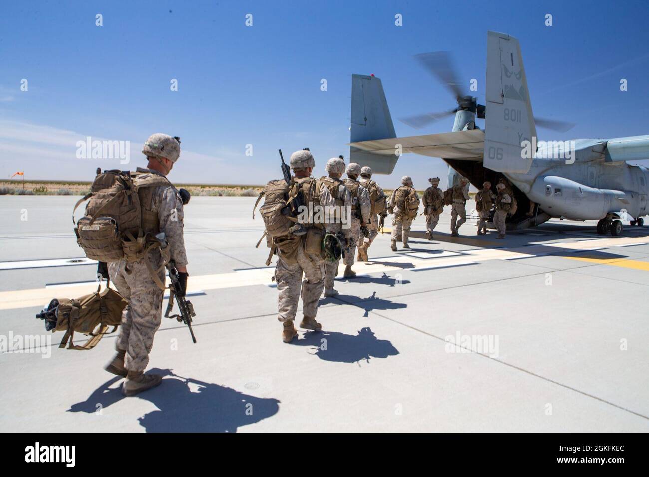 U.S. Marines with Echo Company, 2nd Bataillon, 4th Marine Regiment, 1st Marine Division, Board an MV-22B Osprey, zugewiesen an Marine Aviation Weapons and Tactics Squadron One (MAWTS-1), während des Weapons and Tactics Instructor (WTI) Course 2-21, in der Nähe von Yuma, Arizona, 9. April 2021. Der WTI-Kurs ist eine siebenwöchige Schulungsveranstaltung, die von MAWTS-1 veranstaltet wird und eine standardisierte, fortgeschrittene taktische Schulungszertifizierung von Instruktoren bietet, um die Ausbildung und Bereitschaft der Meeresluftfahrt zu unterstützen, und hilft bei der Entwicklung und dem Einsatz von Flugwaffen und -Taktiken. Stockfoto