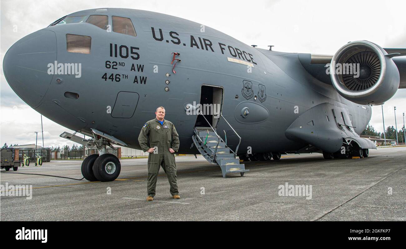 U.S. Air Force Master Sgt. Michael „Dunk“ Dunkelberger, Ladermeister der 62. Operations Group, ist seit 25 Jahren als Ladermeister in der Luftwaffe tätig. Dunkelberger begann und beendet seine Karriere jetzt im 8. Airlift Squadron im McChord Field. Während seiner Zeit in der Luftwaffe half er beim Übergang der C-141 Starlifter zu C-17 Globemaster III bei McChord; half nach dem Hurrikan Katrina bei der Evakuierung von Menschen aus New Orleans, Louisiana; nahm an der Operation Enduring Freedom nach 9/11 Teil; war ein Lastmaster-Evaluator für die 62. Einsatzgruppe; Und war Mitglied des 62. AirLIF Stockfoto