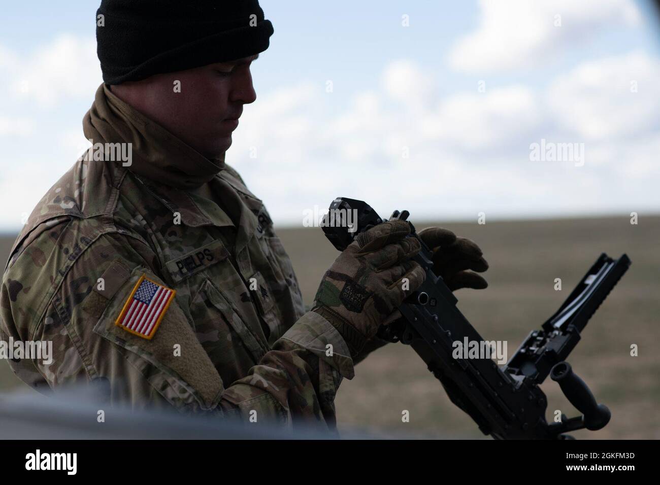 Sgt. Wayde Phelps zerlegt und montiert einen M249 beim Best Warrior Competition. Der Wettbewerb fand vom 8. Bis 11. April 2021 im Camp Guernsey Joint Training Center in Guernsey, Wyo, statt. Stockfoto