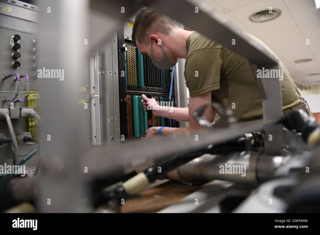 Ein Techniker der US-Luftwaffe aus dem 18. Wartungsgeschwader führt Wartungsarbeiten an Geräten auf dem Kadena Air Base, Japan, am 9. April 2021 durch. Bordtechniker halten Systeme wie den Radarwarnungsempfänger, die Lieferung von Radarwaffen und elektronische Gegenmaßnahmen voll funktionsfähig. Stockfoto