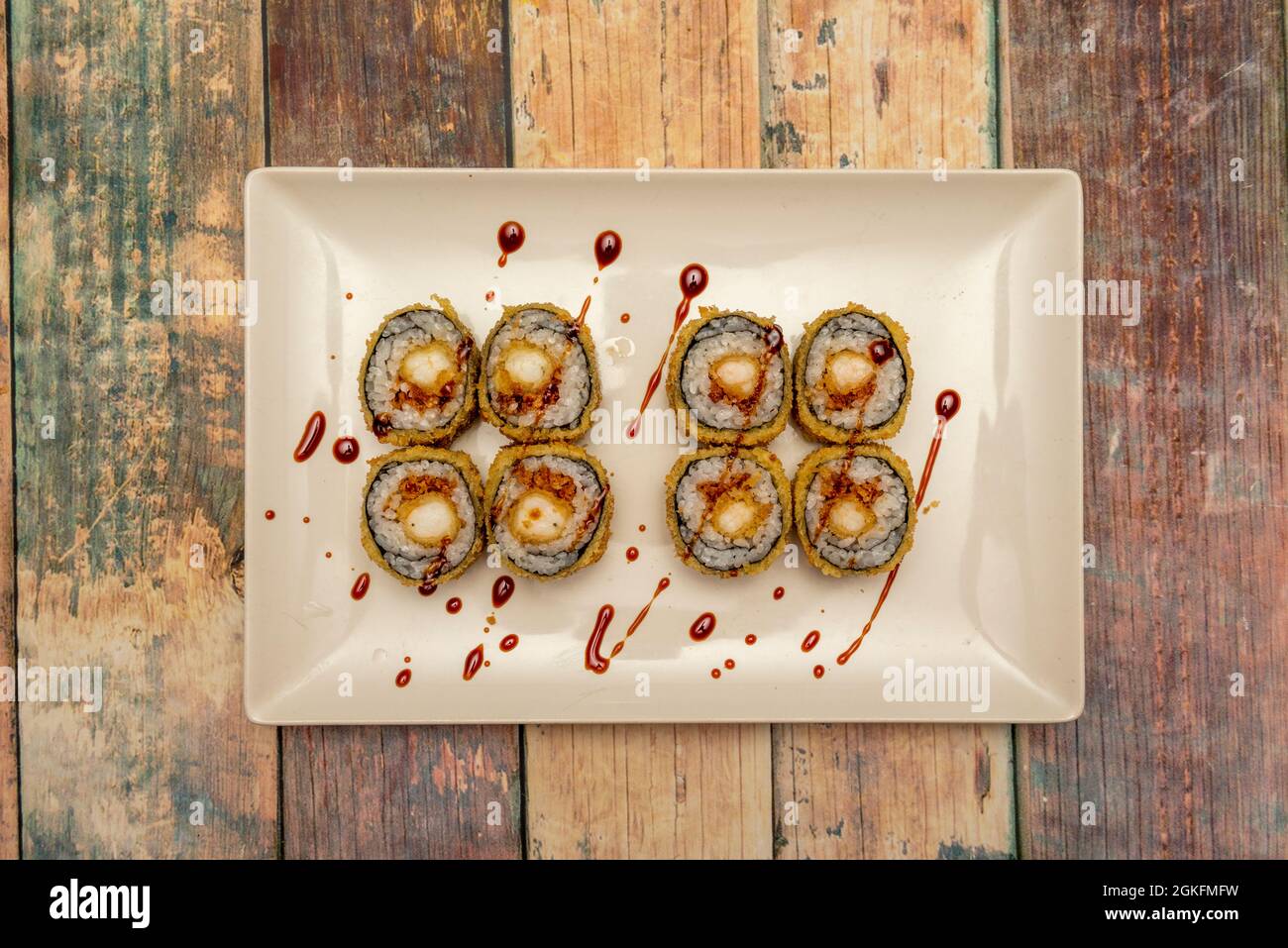 Draufsicht auf Futomaki ebi Frühlingsrollen-Sushi in Tempura mit Nori-Algen und Tropfen Sojasauce Stockfoto