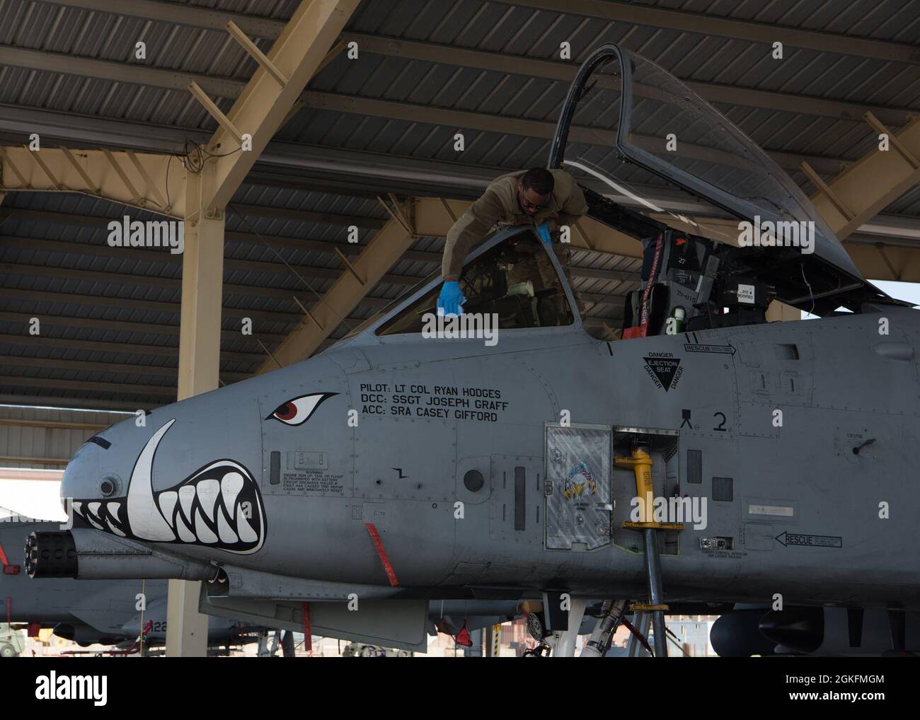 US Air Force Airman 1st Class Michael Haddix, 358th Fighter Squadron Crew Chief, reinigt vor dem Start während der Übung Jaded Thunder auf der Whiteman Air Force Base, Missouri, am 9. April 2021 ein A-10 Thunderbolt II-Baldachin. Der 442d Fighter Wing besteht aus insgesamt Force Integrated Airmen, die Whiteman AFB Nahunterstützung, Kampfsuche und Rettung, Luftkontrolle und Präzisionsschlagfähigkeiten bieten. Stockfoto