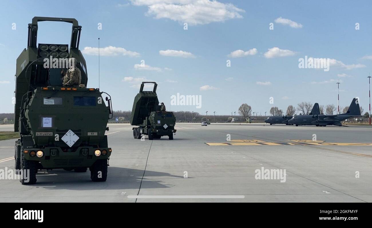 Spezialeinsatzkräfte des 352d Special Operations Wings und der 41. Field Artillery Brigade führten ein weiteres erfolgreiches High Mobility Artillery Rocket System (HIMARS) durch, Rapid Aerial Insertion (HIRAIN), das mit NATO-Verbündeten in der Nähe von Constanta, Rumänien, koordiniert wurde 10 Apr, 2021. Die Aktivitäten von HIRAIN zeigen, dass USEUCOM in der Lage ist, Präzisionsbrände mit großer Reichweite schnell und an einem Ort unserer Wahl einzusetzen, wobei dynamische Kraftanstellung eingesetzt wird und gleichzeitig bereichsübergreifende Brände mit unseren NATO-Verbündeten und -Partnern eingesetzt werden. Stockfoto
