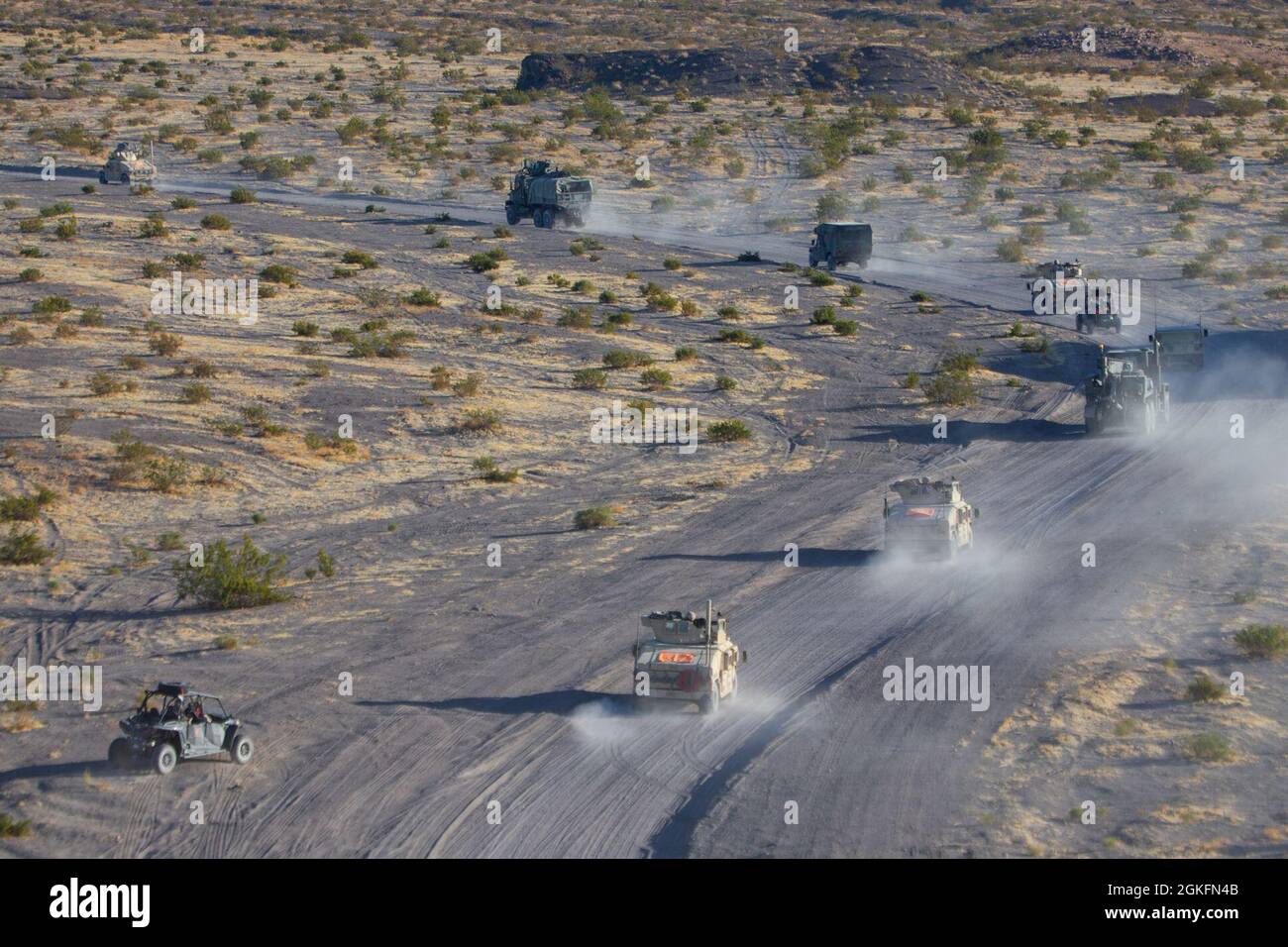 Marineinfanteristen mit Marine Wing Support Squadron (MWSS) 271 fahren während einer motorisierten Feuer- und Bewegungsübung im Marine Corps Air-Ground Combat Center Twentynine Palms, Kalifornien, 10. April 2021 von einem Trainingsgebiet in einem mechanisierten Konvoi weg. MWSS-271 und andere der Marine Aircraft Group (mag) 29 zugewiesene Staffeln trainieren im Rahmen der Service Level Training Exercise (SLTE) 3-21, um verschiedene Marine Ground Units zu integrieren und zu unterstützen. SLTE ist eine Reihe von Übungen, die Marines auf Operationen rund um den Globus vorbereiten sollen, indem sie ihre Fähigkeit verbessern, Offensive zu betreiben und zu defenieren Stockfoto