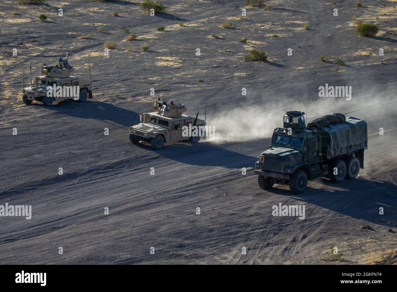 Marineinfanteristen mit Marine Wing Support Squadron (MWSS) 271 reagieren während einer motorisierten Feuer- und Bewegungsübung im Marine Corps Air-Ground Combat Center, Twentynine Palms, Kalifornien, 10. April 2021 auf simuliertes Feindfeuer. MWSS-271 und andere der Marine Aircraft Group (mag) 29 zugewiesene Staffeln trainieren im Rahmen der Service Level Training Exercise (SLTE) 3-21, um verschiedene Marine Ground Units zu integrieren und zu unterstützen. SLTE ist eine Reihe von Übungen, die Marines auf Operationen rund um den Globus vorbereiten sollen, indem sie ihre Fähigkeit verbessern, offensive und defensive Kampfhandlungen durchzuführen. Stockfoto