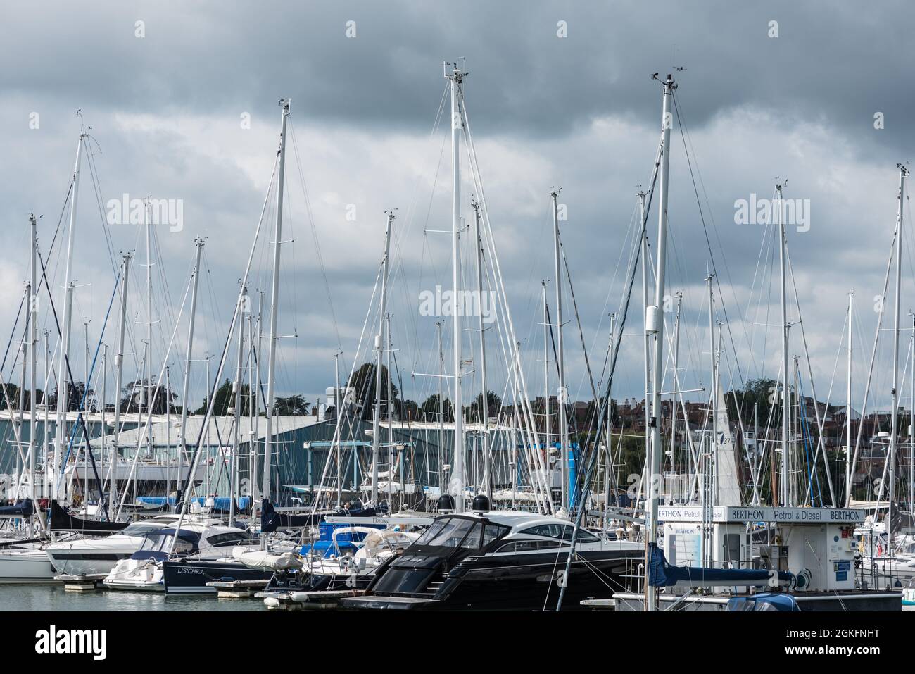 Die Boote vertäuten in Lymington, in Hants, mit der Isle of Wight im Hintergrund Stockfoto