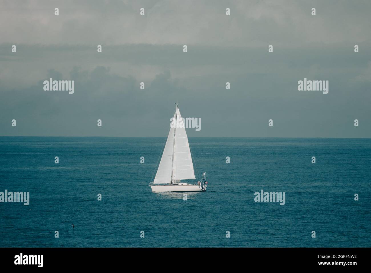 Segelboot mit Sturmwolken im Hintergrund Stockfoto