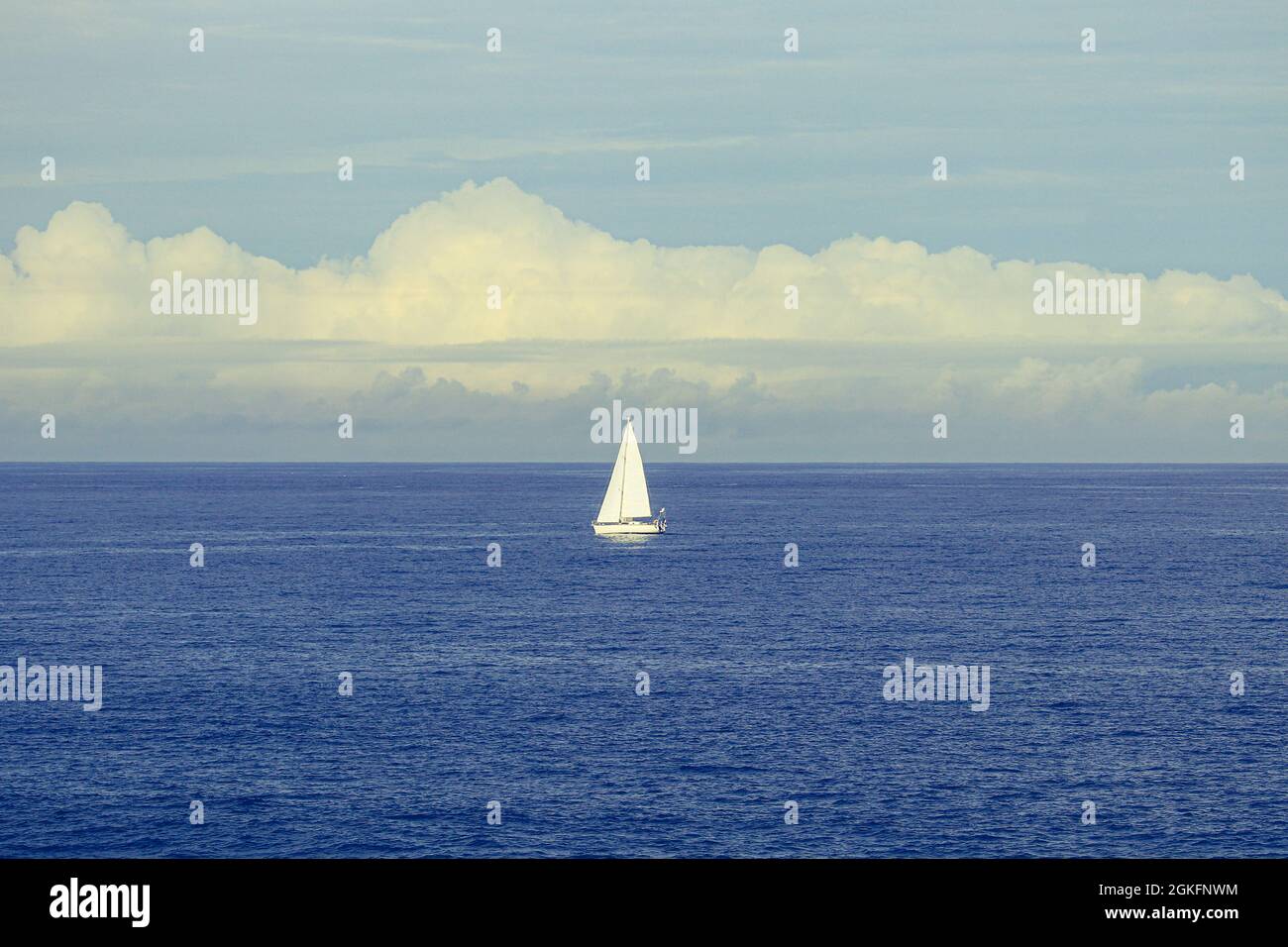 Segelboot mit Sturmwolken im Hintergrund Stockfoto