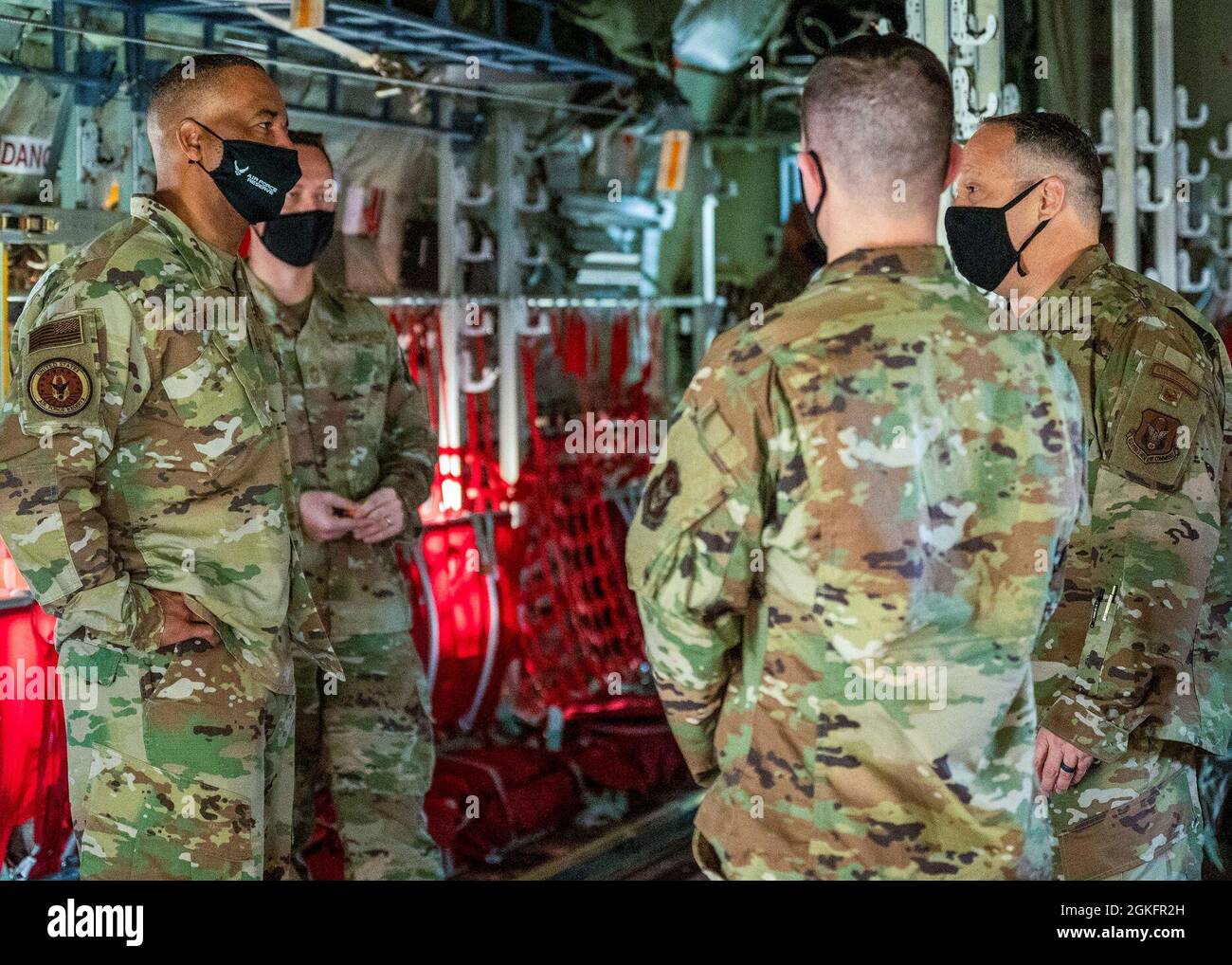 LT. Col. Jason Kirk, 913. Maintenance Squadron Officer und Techniker. Sgt. Justin Craig, Crew-Chef, spricht mit Chief Master Sgt über die Fähigkeiten des C-130J Super Hercules-Flugzeugs. Timothy C. White Jr., Kommandochef des Air Force Reserve Command, während seines Besuchs auf der Little Rock Air Force Base, Arkansas, 10. April 2021. Stockfoto