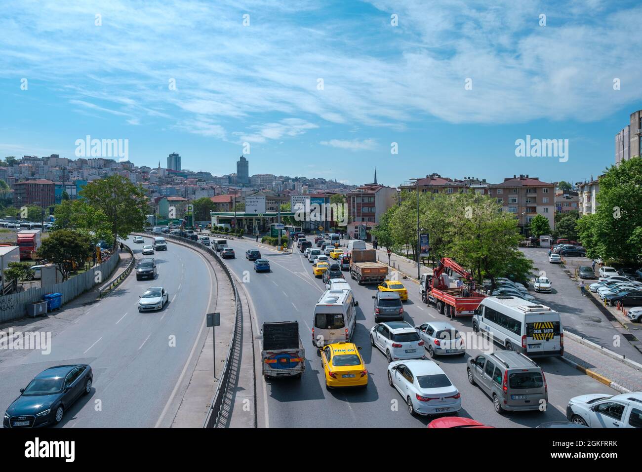 Beyoglu, Istanbul, Türkei - 05.17.2021: An einem sonnigen Tag mit Kopierplatz stecken viele Autos wegen Staus auf der Taksim- und Karakoy-Straße fest Stockfoto