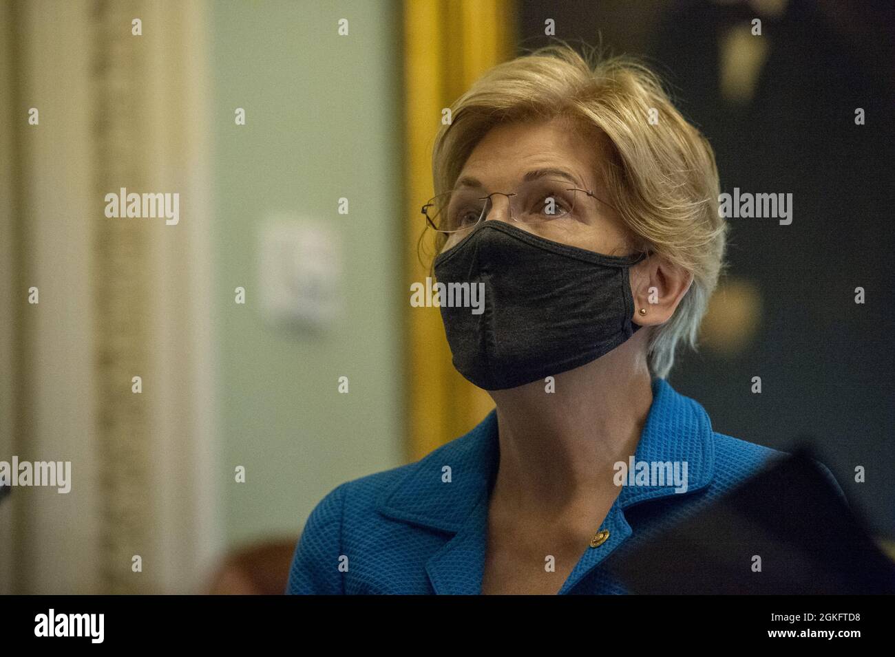 Washington, Usa. September 2021. Senatorin Elizabeth Warren, D-MA, spricht mit Reportern vor dem demokratischen Mittagessen auf dem Capitol Hill in Washington, DC, am Dienstag, dem 14. September 2021. Foto von Bonnie Cash/UPI Credit: UPI/Alamy Live News Stockfoto