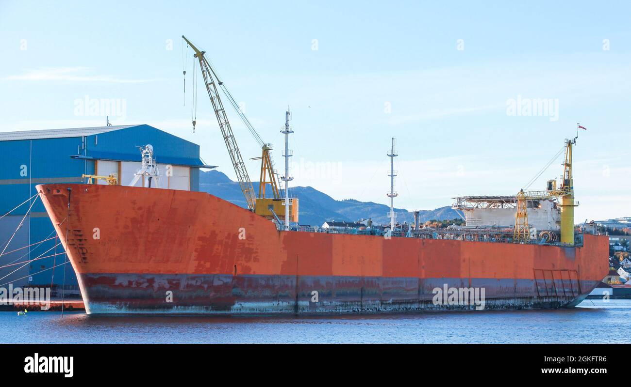 Das schwimmende Lagerproduktionsschiff wird im norwegischen Hafen vertäut Stockfoto