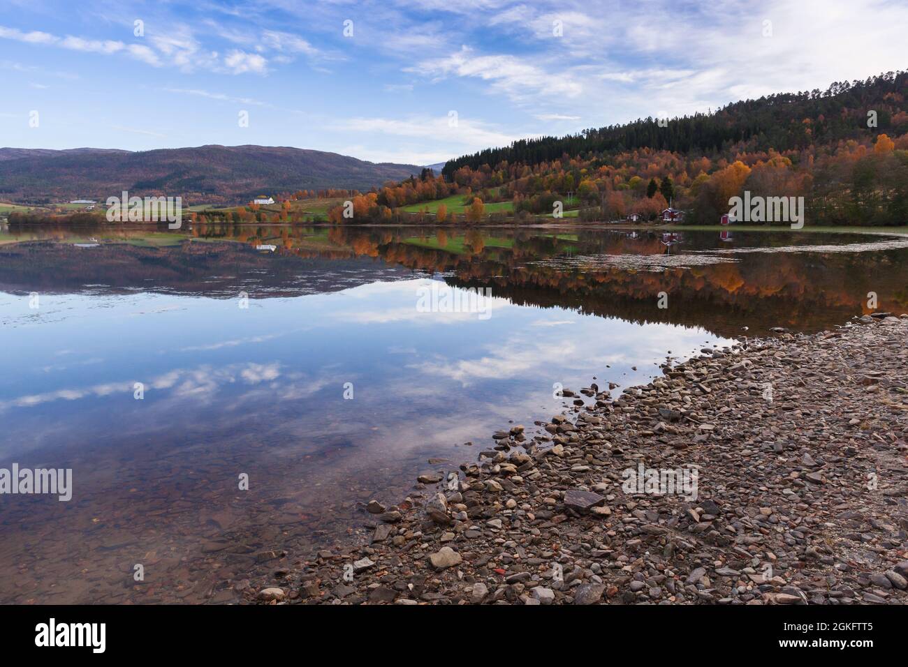 Norwegische Natur. Herbstlandschaft mit Küstensteinen unter bewölktem Himmel am Abend Stockfoto