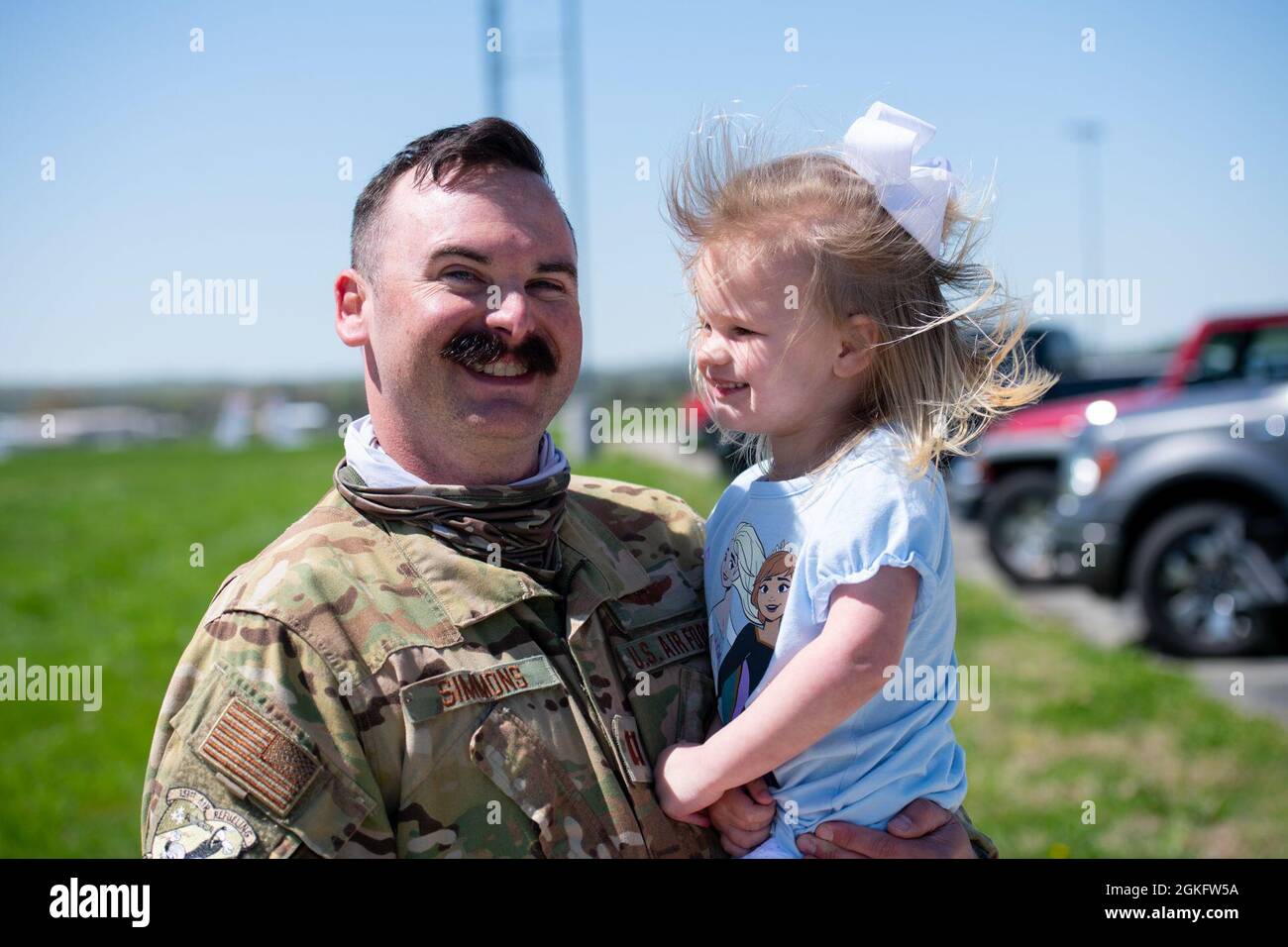 Capt. James Simmons, ein Stratotanker-Pilot der KC-135 mit dem 134. Lufttanker, hält seine Tochter zum ersten Mal seit Monaten kurz nach der Rückkehr von einem Auslandseinsatz fest. Simmons flog mehrere Airmen nach Hause, nachdem sie auch im Ausland dienten. Stockfoto