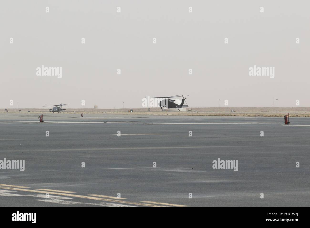 Ein Hubschrauber der UH-60 Black Hawk, der von Soldaten der 28. Expeditionary Combat Aviation Brigade betrieben wird, hebt von einem Flugplatz im Einsatzgebiet des 28. ECAB im Nahen Osten ab. Stockfoto