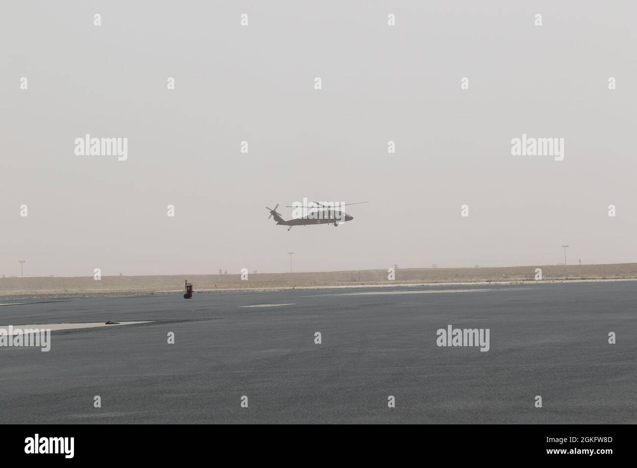 Ein Hubschrauber der UH-60 Black Hawk, der von Soldaten der 28. Expeditionary Combat Aviation Brigade betrieben wird, hebt von einem Flugplatz im Einsatzgebiet des 28. ECAB im Nahen Osten ab. Stockfoto