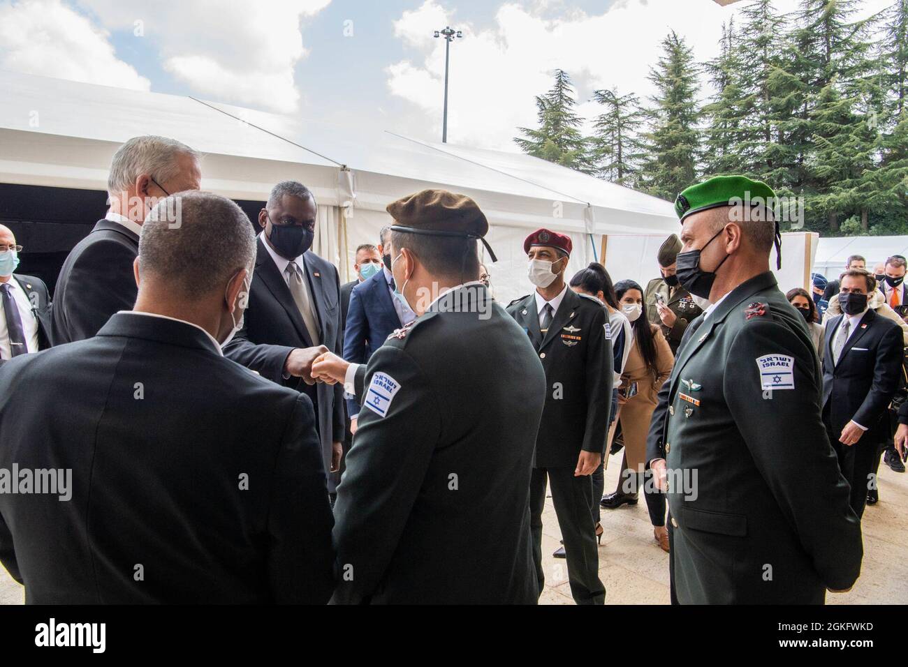 Verteidigungsminister Lloyd J. Austin III begrüßt israelische Soldaten mit dem israelischen Verteidigungsminister Benny Gantz bei der Ankunft in der Nationalhalle für den Fall Israels und den Berg Hertzl, Israel, am 12. April 2021. Stockfoto