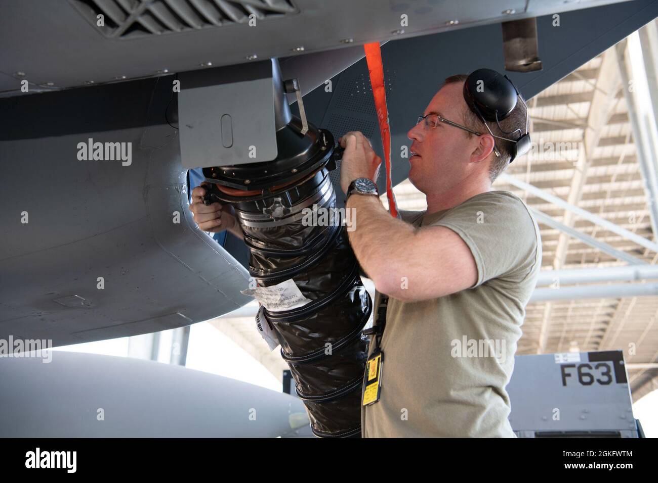 US Air Force Tech. Sgt. Christopher Stone, ein 125th Fighter Wing Avioniktechniker, bringt am 15 12. April 2021 bei der Jacksonville Air National Guard, FL, eine AC-Einheit an, um die Avionik kühl zu halten. Wartungsteams bereiteten Jets für die Teilnahme an der Sentry Savannah vor, der größten Trainingsübung der Air National Guard für die Integration von Kämpchen in die Luft mit Flugzeugen der 4. Und 5. Generation. Die zweiwöchige Übung wird im Air Dominance Center in Savannah, Georgia, stattfinden. ( Stockfoto