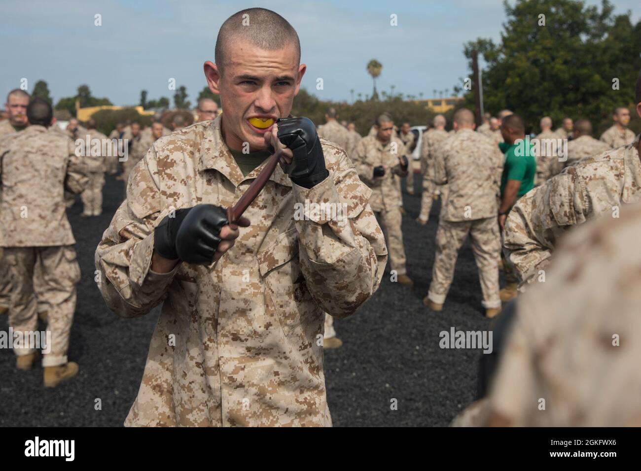 Rct. Donald C. James mit Mike Company, 3. Rekrut Training Bataillon, übt während einer Marine Corps Martial Arts Trainingseinheit im Marine Corps Recruit Depot, San Diego, 12. April 2021 verschiedene Messetechniken aus.Rekruten wurden die richtige Weise beigebracht, jede Technik auszuführen, bevor sie sie selbst durchführten. Rct. James stammt aus Odessa, Texas, und wurde von RS Albuquerque rekrutiert. Stockfoto
